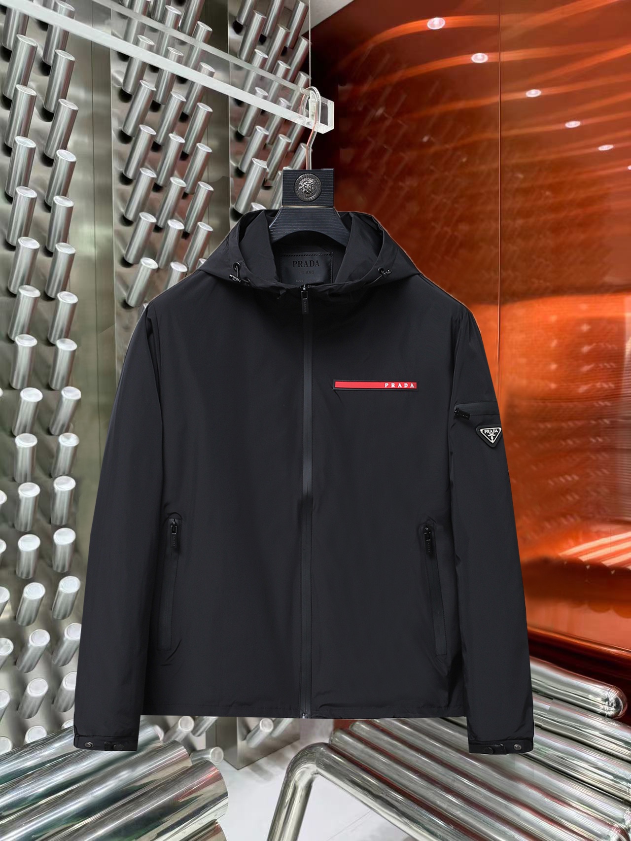 NO:527228,Prada 2025 autumn new jacket jacket, the new product on the show is perfect, comfortable and warm when worn on both sides, full and attractive colors, and a very outstanding design that easily advances the sense of fashion, extremely exquisite workmanship, neat and meticulous routes!  A masterpiece of a big-name designer!  The upper body doesn't look bloated and super handsome!  Spot code M ~ XXXL,,prada,jackets & coats,jackets & coats,alexander wang19860909普拉达 2025秋季新款夹克外套,秀场新品品相非常完美,双面穿舒适保暖,三标齐全色泽饱满诱人,非常出彩的设计,轻松将时髦感进阶,做工极为考究严谨,走线工整细致！大牌设计师巨作！上身不显臃肿、超级帅气！现货码数M ～ XXXL,,prada,jackets & coats,jackets & coats,alexander wang,Men's clothing