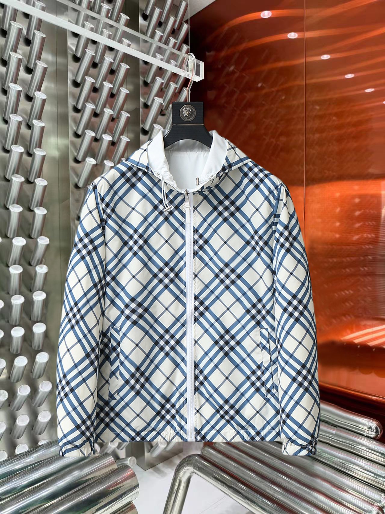 NO:527234,Burberry's 2025 autumn new jacket jacket, the new product on the show is perfect, comfortable and warm when worn on both sides, three-standard full color and attractive, and the very outstanding design easily advances the sense of fashion, the workmanship is extremely exquisite and rigorous, and the wiring is neat and meticulous!  A masterpiece of a big-name designer!  The upper body doesn't look bloated and super handsome!  Spot code M ~ XXXL,,burberry,jackets & coats,jackets & coats,alexander wang19860909巴宝莉 2025秋季新款夹克外套,秀场新品品相非常完美,双面穿舒适保暖,三标齐全色泽饱满诱人,非常出彩的设计,轻松将时髦感进阶,做工极为考究严谨,走线工整细致！大牌设计师巨作！上身不显臃肿、超级帅气！现货码数M ～ XXXL,,burberry,jackets & coats,jackets & coats,alexander wang,Men's clothing