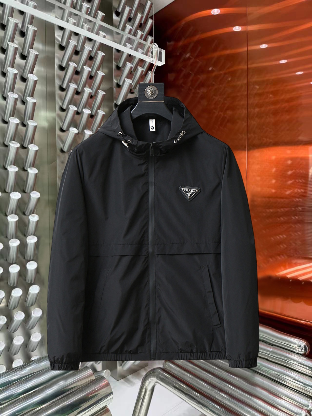 NO:527237,Prada's new autumn jacket 2025, the new product on the show is perfect, comfortable and warm when worn on both sides, three-standard full colors and attractive, and the very outstanding design easily advances the sense of fashion. The workmanship is extremely exquisite and rigorous, and the wiring is neat and meticulous!  A masterpiece of a big-name designer!  The upper body doesn't look bloated and super handsome!  Spot code M ~ XXXL,,prada,jackets & coats,jackets & coats,alexander wang19860909普拉达2025秋季新款夹克外套,秀场新品品相非常完美,双面穿舒适保暖,三标齐全色泽饱满诱人,非常出彩的设计,轻松将时髦感进阶,做工极为考究严谨,走线工整细致！大牌设计师巨作！上身不显臃肿、超级帅气！现货码数M ～ XXXL,,prada,jackets & coats,jackets & coats,alexander wang,Men's clothing