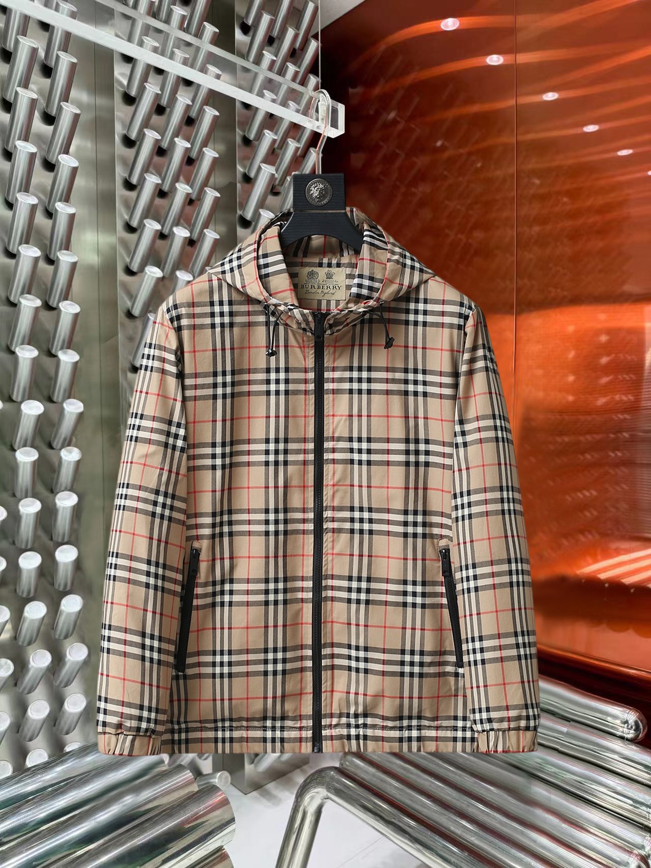 NO:527240,Burberry's new autumn jacket 2025, the new product on the show is perfect, comfortable and warm when worn on both sides, full and attractive colors, and a very brilliant design that easily advances the sense of fashion, extremely exquisite and rigorous workmanship, neat and meticulous route!  A masterpiece of a big-name designer!  The upper body doesn't look bloated and super handsome!  Spot code M ~ XXXL,,burberry,jackets & coats,jackets & coats,alexander wang19860909巴宝莉2025秋季新款夹克外套,秀场新品品相非常完美,双面穿舒适保暖,三标齐全色泽饱满诱人,非常出彩的设计,轻松将时髦感进阶,做工极为考究严谨,走线工整细致！大牌设计师巨作！上身不显臃肿、超级帅气！现货码数M ～ XXXL,,burberry,jackets & coats,jackets & coats,alexander wang,Men's clothing