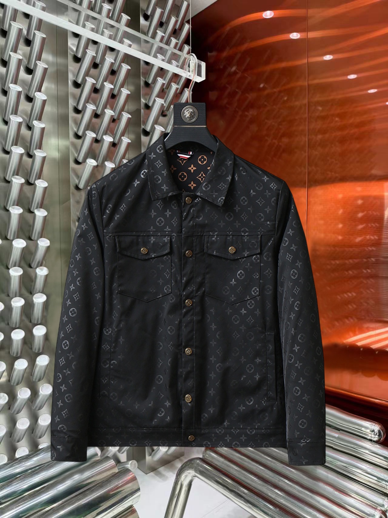 NO:527214,Lv2025 autumn new jacket jacket, the new product on the show is perfect, comfortable and warm when worn on both sides, three-standard full color and attractive, and the very outstanding design easily advances the sense of fashion, the workmanship is extremely exquisite and rigorous, and the wiring is neat and meticulous!  A masterpiece of a big-name designer!  The upper body doesn't look bloated and super handsome!  Spot code M ~ XXXL,,louis vuitton,jackets & coats,jackets & coats,alexander wang19860909Lv2025秋季新款夹克外套,秀场新品品相非常完美,双面穿舒适保暖,三标齐全色泽饱满诱人,非常出彩的设计,轻松将时髦感进阶,做工极为考究严谨,走线工整细致！大牌设计师巨作！上身不显臃肿、超级帅气！现货码数M ～ XXXL,,louis vuitton,jackets & coats,jackets & coats,alexander wang,Men's clothing