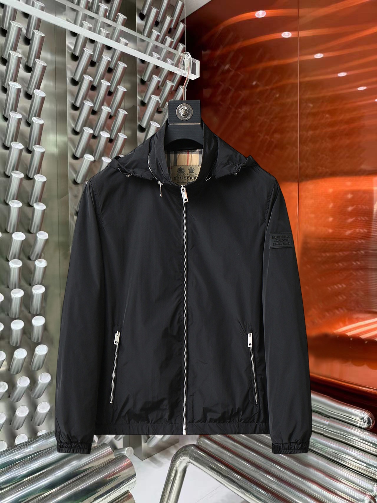 NO:527217,Burberry's new autumn jacket 2025, the new product on the show is perfect, comfortable and warm when worn on both sides, full and attractive colors, and a very brilliant design that easily advances the sense of fashion, extremely exquisite and rigorous workmanship, neat and meticulous route!  A masterpiece of a big-name designer!  The upper body doesn't look bloated and super handsome!  Spot code M ~ XXXL,,burberry,jackets & coats,jackets & coats,alexander wang19860909巴宝莉2025秋季新款夹克外套,秀场新品品相非常完美,双面穿舒适保暖,三标齐全色泽饱满诱人,非常出彩的设计,轻松将时髦感进阶,做工极为考究严谨,走线工整细致！大牌设计师巨作！上身不显臃肿、超级帅气！现货码数M ～ XXXL,,burberry,jackets & coats,jackets & coats,alexander wang,Men's clothing