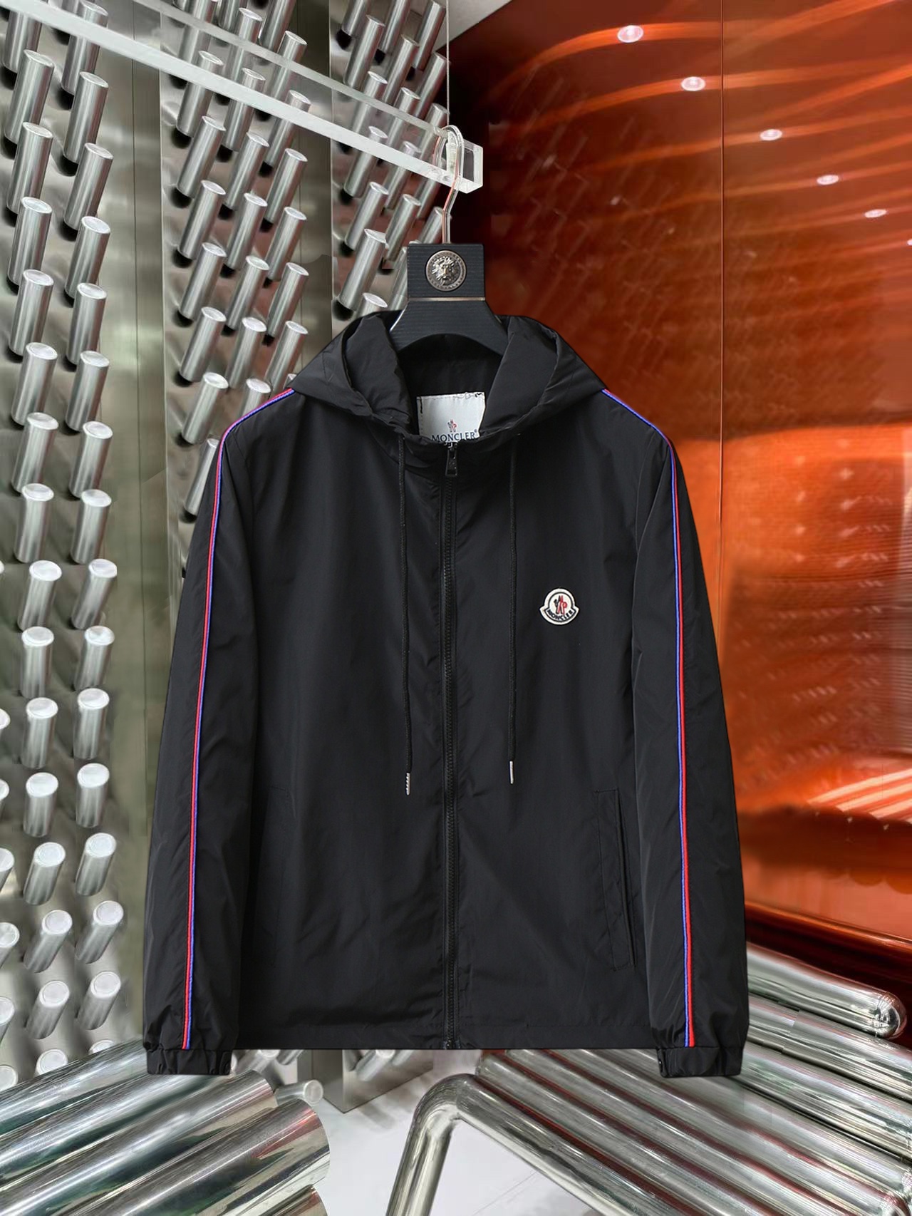 NO:527220,The new 2025 autumn jacket for the hooded 2025 showcase is perfect in appearance, comfortable and warm when worn on both sides, complete three-standard color and attractive, and the very outstanding design easily advances the sense of fashion, extremely exquisite workmanship, neat and meticulous routes!  A masterpiece of a big-name designer!  The upper body doesn't look bloated and super handsome!  Spot code M ~ XXXL,,Moncler,jackets & coats,jackets & coats,alexander wang19860909蒙口2025秋季新款夹克外套,秀场新品品相非常完美,双面穿舒适保暖,三标齐全色泽饱满诱人,非常出彩的设计,轻松将时髦感进阶,做工极为考究严谨,走线工整细致！大牌设计师巨作！上身不显臃肿、超级帅气！现货码数M ～ XXXL,,Moncler,jackets & coats,jackets & coats,alexander wang,Men's clothing