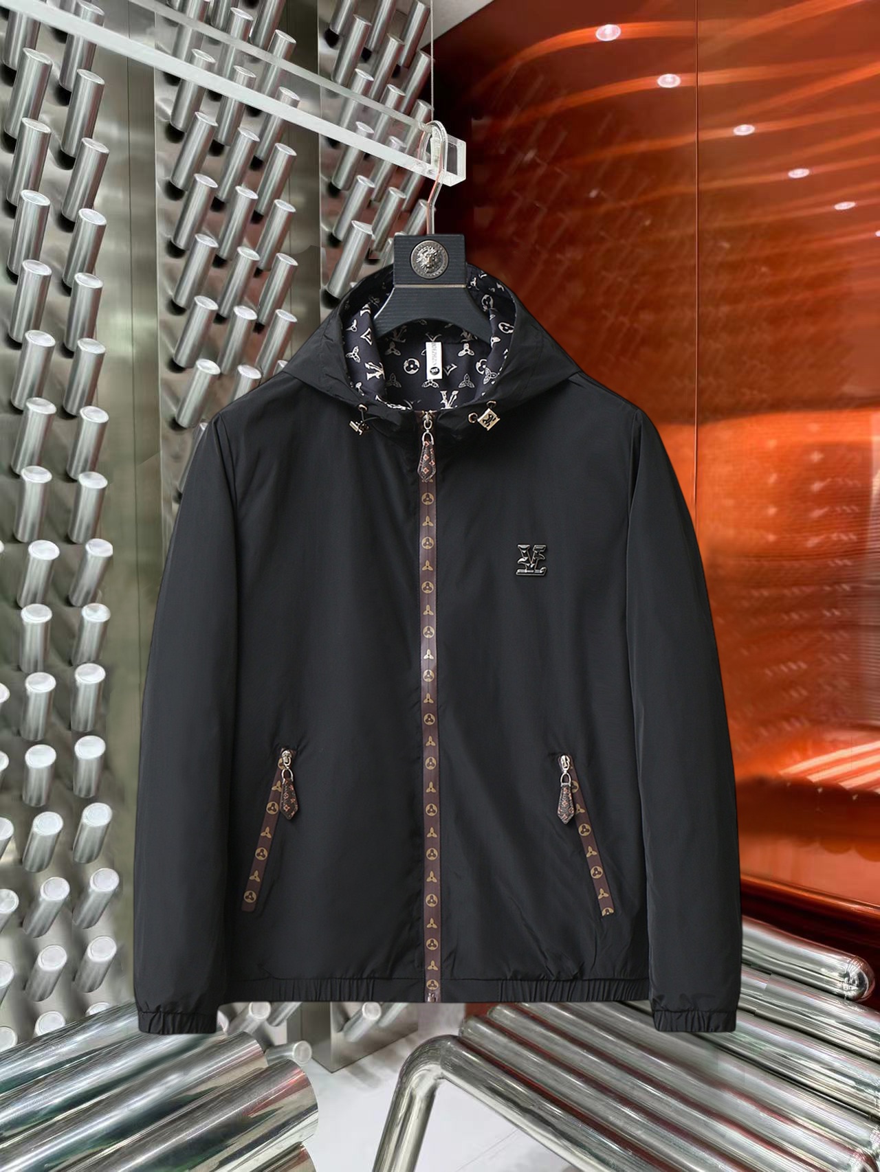 NO:527223,Lv2025 autumn new jacket jacket, the new product on the show is perfect, comfortable and warm when worn on both sides, three-standard full color and attractive, and the very outstanding design easily advances the sense of fashion, the workmanship is extremely exquisite and rigorous, and the wiring is neat and meticulous!  A masterpiece of a big-name designer!  The upper body doesn't look bloated and super handsome!  Spot code M ~ XXXL,,louis vuitton,jackets & coats,jackets & coats,alexander wang19860909Lv2025秋季新款夹克外套,秀场新品品相非常完美,双面穿舒适保暖,三标齐全色泽饱满诱人,非常出彩的设计,轻松将时髦感进阶,做工极为考究严谨,走线工整细致！大牌设计师巨作！上身不显臃肿、超级帅气！现货码数M ～ XXXL,,louis vuitton,jackets & coats,jackets & coats,alexander wang,Men's clothing