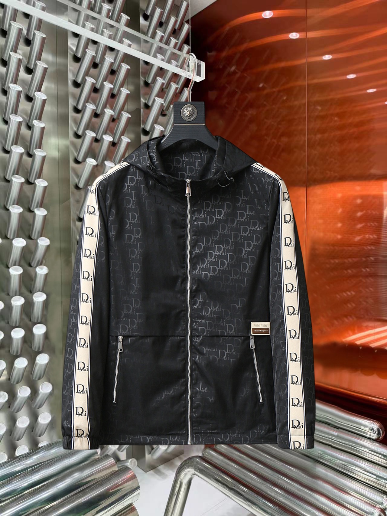 NO:527226,Dior 2025 autumn new jacket jacket, the new product on the show is perfect, comfortable and warm when worn on both sides, three-standard full colors and attractive, and the very outstanding design easily advances the sense of fashion, the workmanship is extremely exquisite and rigorous, and the wiring is neat and meticulous!  A masterpiece of a big-name designer!  The upper body doesn't look bloated and super handsome!  Spot code M ~ XXXL,,dior,jackets & coats,jackets & coats,alexander wang19860909迪奥 2025秋季新款夹克外套,秀场新品品相非常完美,双面穿舒适保暖,三标齐全色泽饱满诱人,非常出彩的设计,轻松将时髦感进阶,做工极为考究严谨,走线工整细致！大牌设计师巨作！上身不显臃肿、超级帅气！现货码数M ～ XXXL,,dior,jackets & coats,jackets & coats,alexander wang,Men's clothing