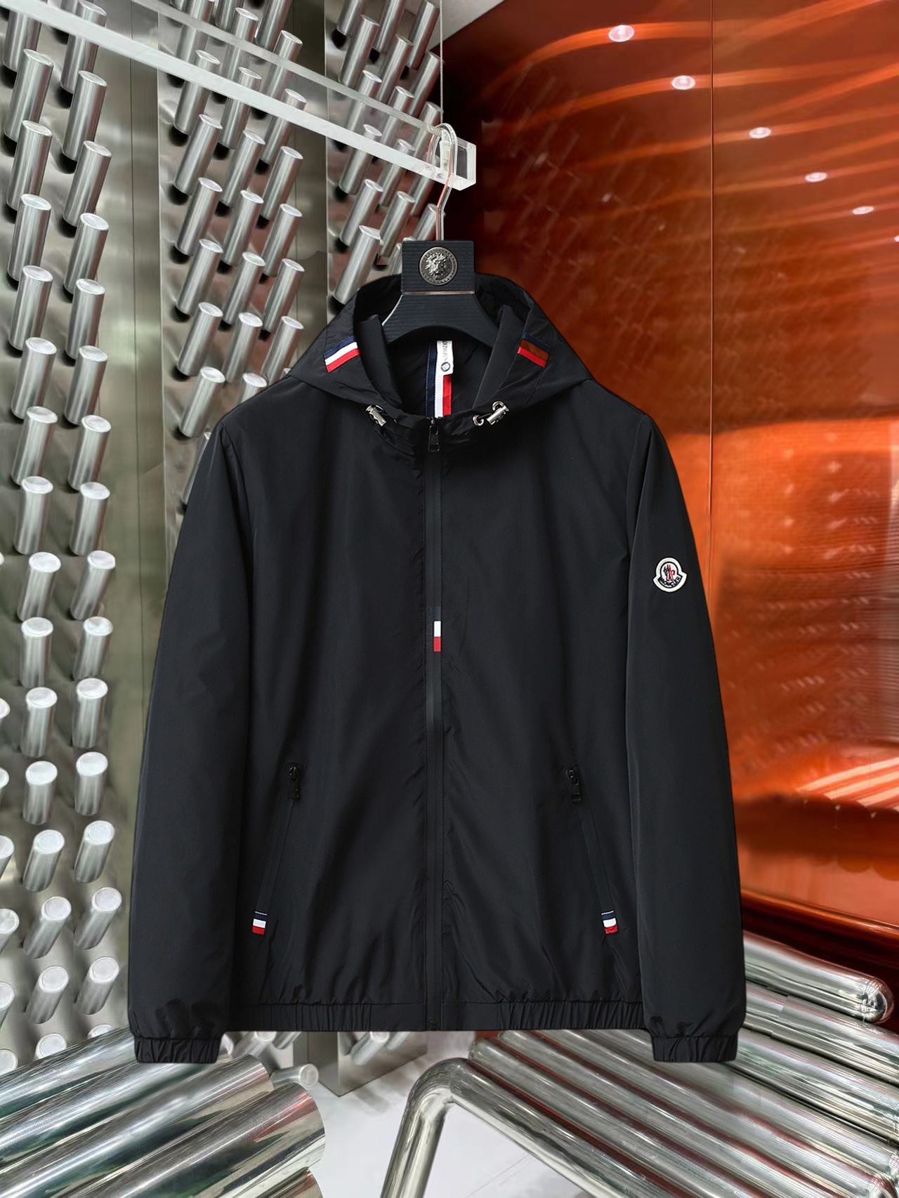 NO:527229,The new 2025 autumn jacket for the hooded 2025 showcase is perfect in appearance, comfortable and warm when worn on both sides, complete three-standard color and attractive, and the very outstanding design easily advances the sense of fashion, extremely exquisite workmanship, neat and meticulous routes!  A masterpiece of a big-name designer!  The upper body doesn't look bloated and super handsome!  Spot code M ~ XXXL,,Moncler,jackets & coats,jackets & coats,alexander wang19860909蒙口2025秋季新款夹克外套,秀场新品品相非常完美,双面穿舒适保暖,三标齐全色泽饱满诱人,非常出彩的设计,轻松将时髦感进阶,做工极为考究严谨,走线工整细致！大牌设计师巨作！上身不显臃肿、超级帅气！现货码数M ～ XXXL,,Moncler,jackets & coats,jackets & coats,alexander wang,Men's clothing