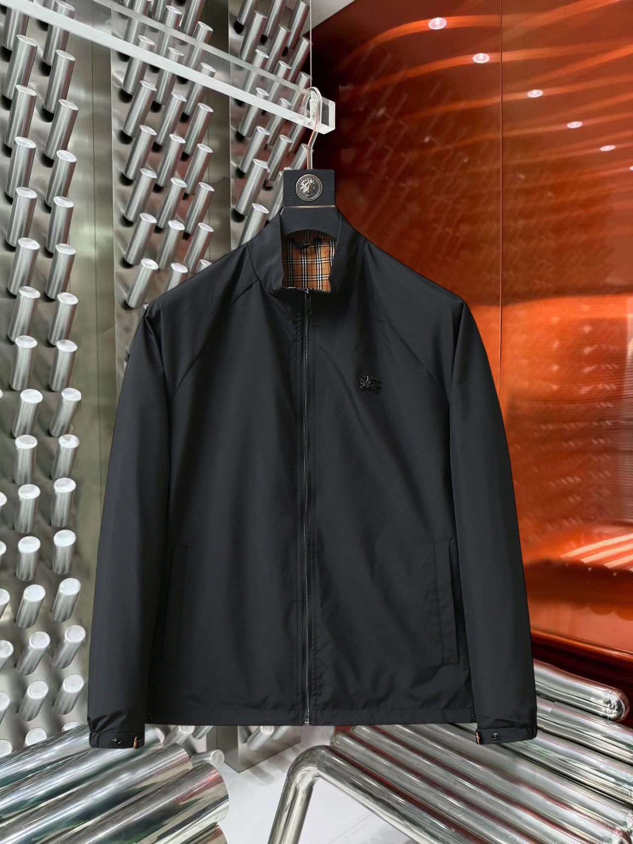 NO:527232,Burberry's 2025 autumn new jacket jacket, the new product on the show is perfect, comfortable and warm when worn on both sides, three-standard full color and attractive, and the very outstanding design easily advances the sense of fashion, the workmanship is extremely exquisite and rigorous, and the wiring is neat and meticulous!  A masterpiece of a big-name designer!  The upper body doesn't look bloated and super handsome!  Spot code M ~ XXXL,,burberry,jackets & coats,jackets & coats,alexander wang19860909巴宝莉 2025秋季新款夹克外套,秀场新品品相非常完美,双面穿舒适保暖,三标齐全色泽饱满诱人,非常出彩的设计,轻松将时髦感进阶,做工极为考究严谨,走线工整细致！大牌设计师巨作！上身不显臃肿、超级帅气！现货码数M ～ XXXL,,burberry,jackets & coats,jackets & coats,alexander wang,Men's clothing