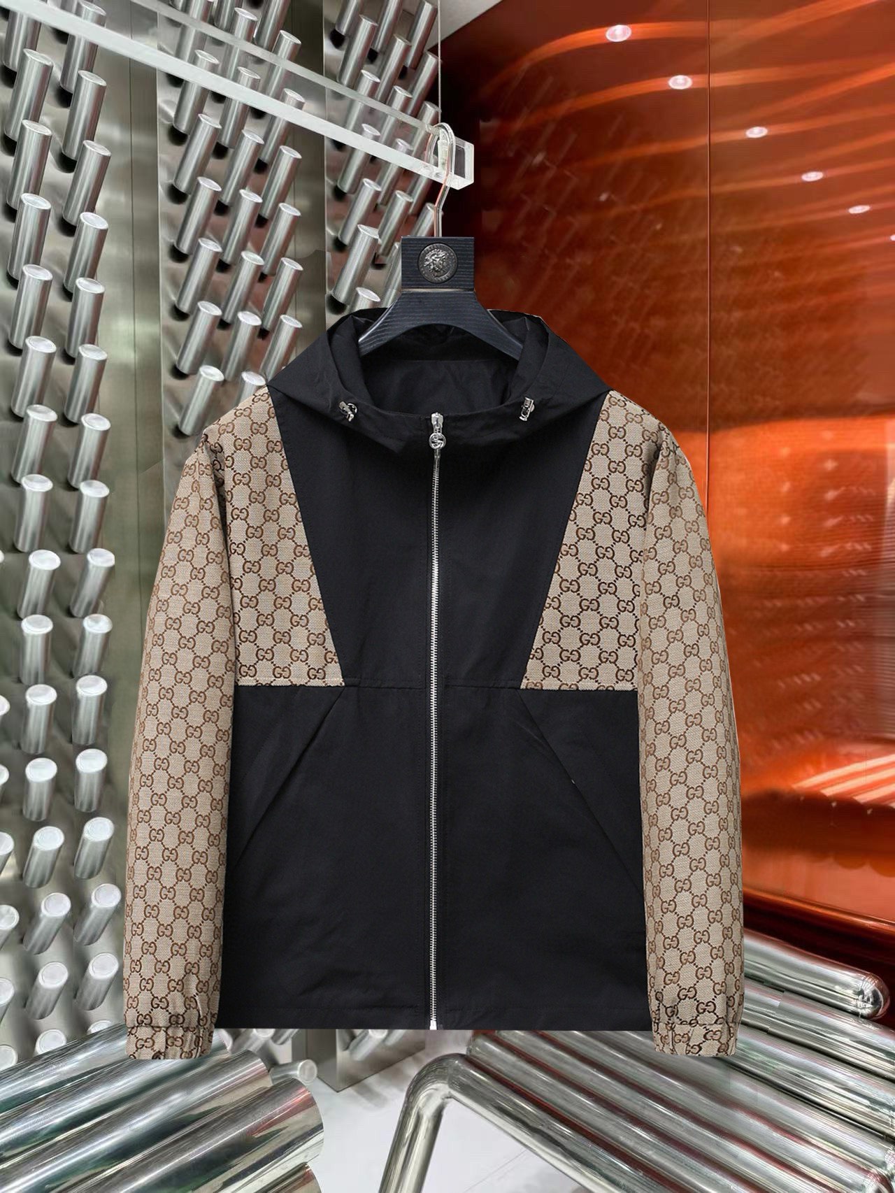 NO:527238,Gucci's new autumn jacket 2025, the new product on the show is perfect, comfortable and warm when worn on both sides, three-standard full colors and attractive, and the very outstanding design easily advances the sense of fashion. The workmanship is extremely exquisite and rigorous, and the wiring is neat and meticulous!  A masterpiece of a big-name designer!  The upper body doesn't look bloated and super handsome!  Spot code M ~ XXXL,,gucci,jackets & coats,jackets & coats,alexander wang19860909古驰2025秋季新款夹克外套,秀场新品品相非常完美,双面穿舒适保暖,三标齐全色泽饱满诱人,非常出彩的设计,轻松将时髦感进阶,做工极为考究严谨,走线工整细致！大牌设计师巨作！上身不显臃肿、超级帅气！现货码数M ～ XXXL,,gucci,jackets & coats,jackets & coats,alexander wang,Men's clothing