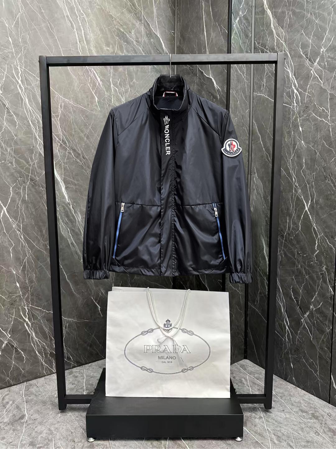 NO:600278,Mengkou 2025 new autumn jacket, the new product on the show is in perfect condition. It is comfortable and warm to wear on both sides. It has three colors and is full and attractive. It has a very outstanding design, which can easily enhance the sense of fashion. The workmanship is extremely sophisticated and rigorous, and the wiring is neat and meticulous!  A masterpiece from a famous designer!  The upper body does not look bloated and is super handsome!  Available sizes M ~ XXXL,,Moncler,jackets & coats,jackets & coats,alexander wang19860909蒙口 2025秋季新款夹克外套,秀场新品品相非常完美,双面穿舒适保暖,三标齐全色泽饱满诱人,非常出彩的设计,轻松将时髦感进阶,做工极为考究严谨,走线工整细致！大牌设计师巨作！上身不显臃肿、超级帅气！现货码数M ～ XXXL,,Moncler,jackets & coats,jackets & coats,alexander wang,Men's clothing