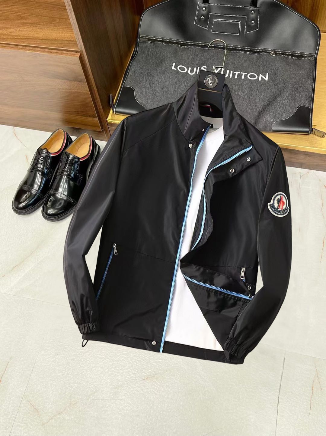 NO:538002,The new 2025 autumn jacket, the new product on the show is perfect, comfortable and warm, the three-standard complete colors and full and attractive, and the very outstanding design easily advances the sense of fashion. The workmanship is extremely exquisite and rigorous, and the wiring is neat and meticulous!  A masterpiece of a big-name designer!  The upper body doesn't look bloated and super handsome!  Spot code M ~ XXXL,,Moncler,jackets & coats,jackets & coats,alexander wang19860909蒙口 2025秋季新款夹克外套,秀场新品品相非常完美,舒适保暖,三标齐全色泽饱满诱人,非常出彩的设计,轻松将时髦感进阶,做工极为考究严谨,走线工整细致！大牌设计师巨作！上身不显臃肿、超级帅气！现货码数M ～ XXXL,,Moncler,jackets & coats,jackets & coats,alexander wang,Men's clothing