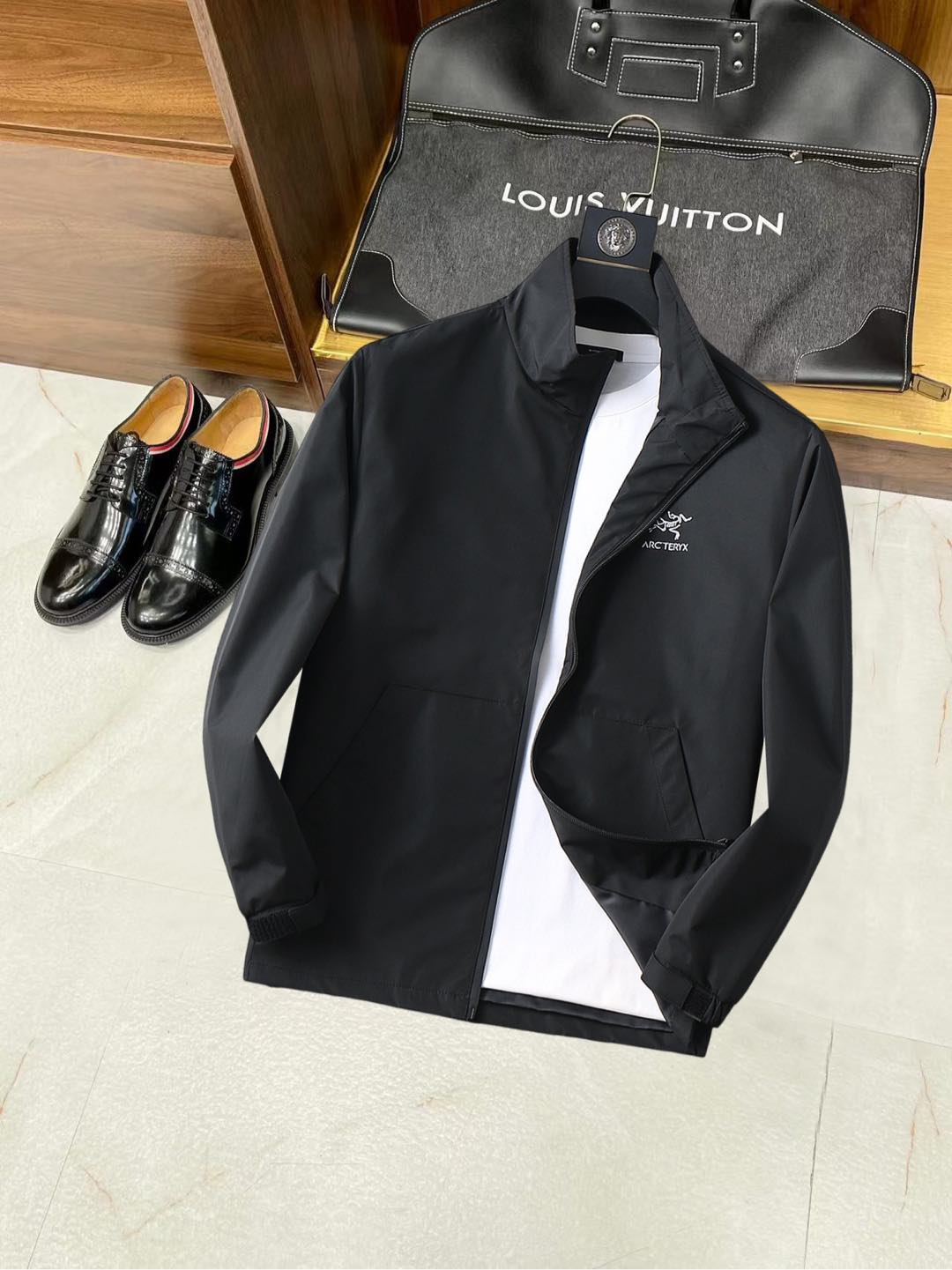 NO:538000,Archaeopteryx 2025 autumn new jacket, the new product on the show is perfect, comfortable and warm, the three standards are complete in color and full and attractive, and the very outstanding design easily advances the sense of fashion. The workmanship is extremely exquisite and rigorous, and the wiring is neat and meticulous!  A masterpiece of a big-name designer!  The upper body doesn't look bloated and super handsome!  Spot code M ~ XXXL,arc'teryx,jackets & coats,jackets & coats,alexander wang19860909始祖鸟 2025秋季新款夹克外套,秀场新品品相非常完美,舒适保暖,三标齐全色泽饱满诱人,非常出彩的设计,轻松将时髦感进阶,做工极为考究严谨,走线工整细致！大牌设计师巨作！上身不显臃肿、超级帅气！现货码数M ～ XXXL,arc'teryx,jackets & coats,jackets & coats,alexander wang,Men's clothing