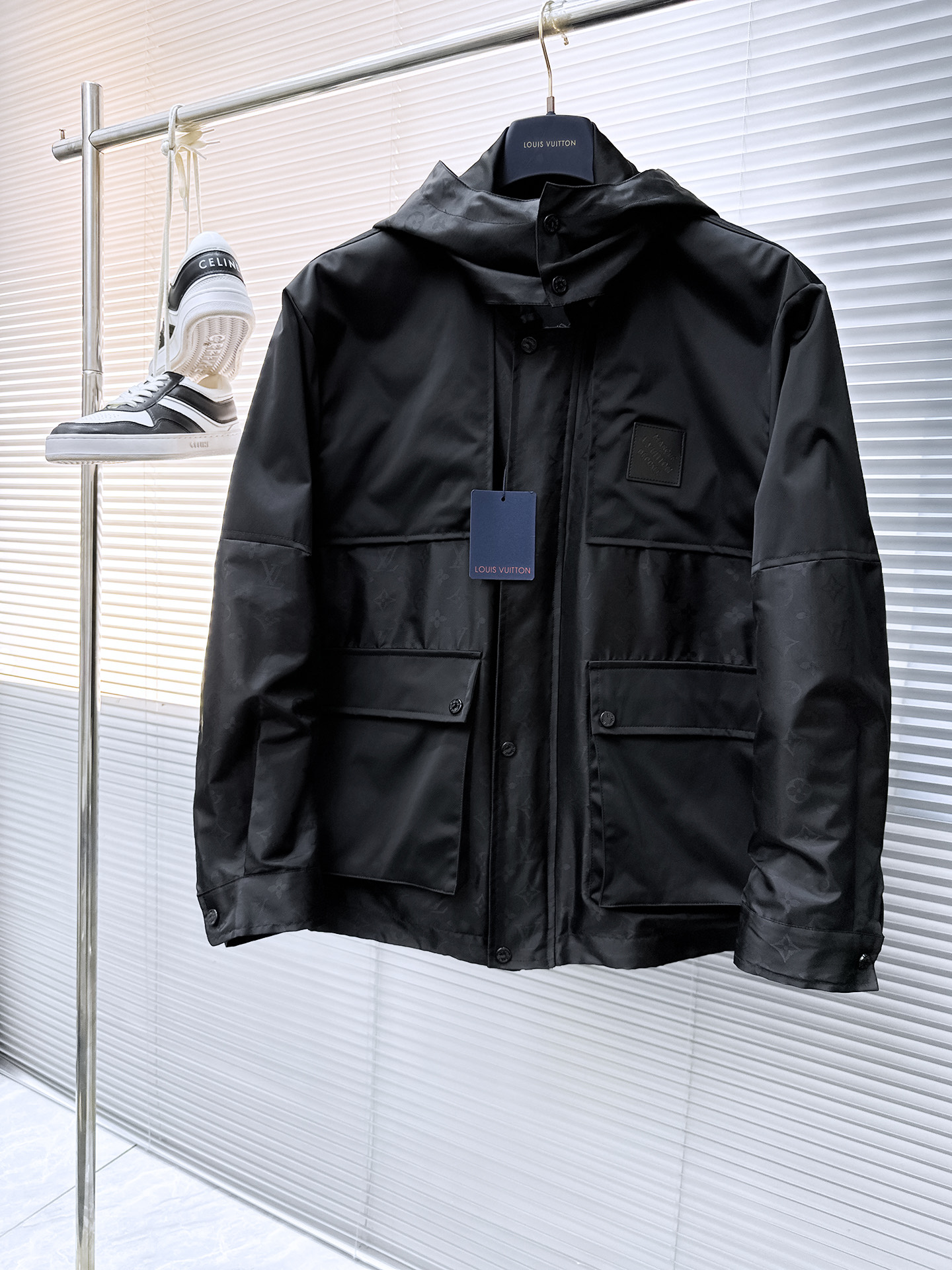 NO:524087,Lv 2025 autumn new jacket jacket, the new product on the show is perfect, comfortable and warm, the original three standards are complete, full and attractive in color, very outstanding design, easily advanced the sense of fashion, extremely exquisite workmanship, neat and meticulous wiring!  A masterpiece of a big-name designer!  The upper body doesn't look bloated and super handsome!  Spot code M ~ XXXL placing an order to report height and weight!  ,,louis vuitton,jackets & coats,jackets & coats,alexander wang19860909Lv 2025秋季新款夹克外套,秀场新品品相非常完美,穿着舒适保暖,原单三标齐全 色泽饱满诱人,非常出彩的设计,轻松将时髦感进阶,做工极为考究严谨,走线工整细致！大牌设计师巨作！上身不显臃肿、超级帅气！现货码数M ～ XXXL下单报身高体重！,,louis vuitton,jackets & coats,jackets & coats,alexander wang,Men's clothing