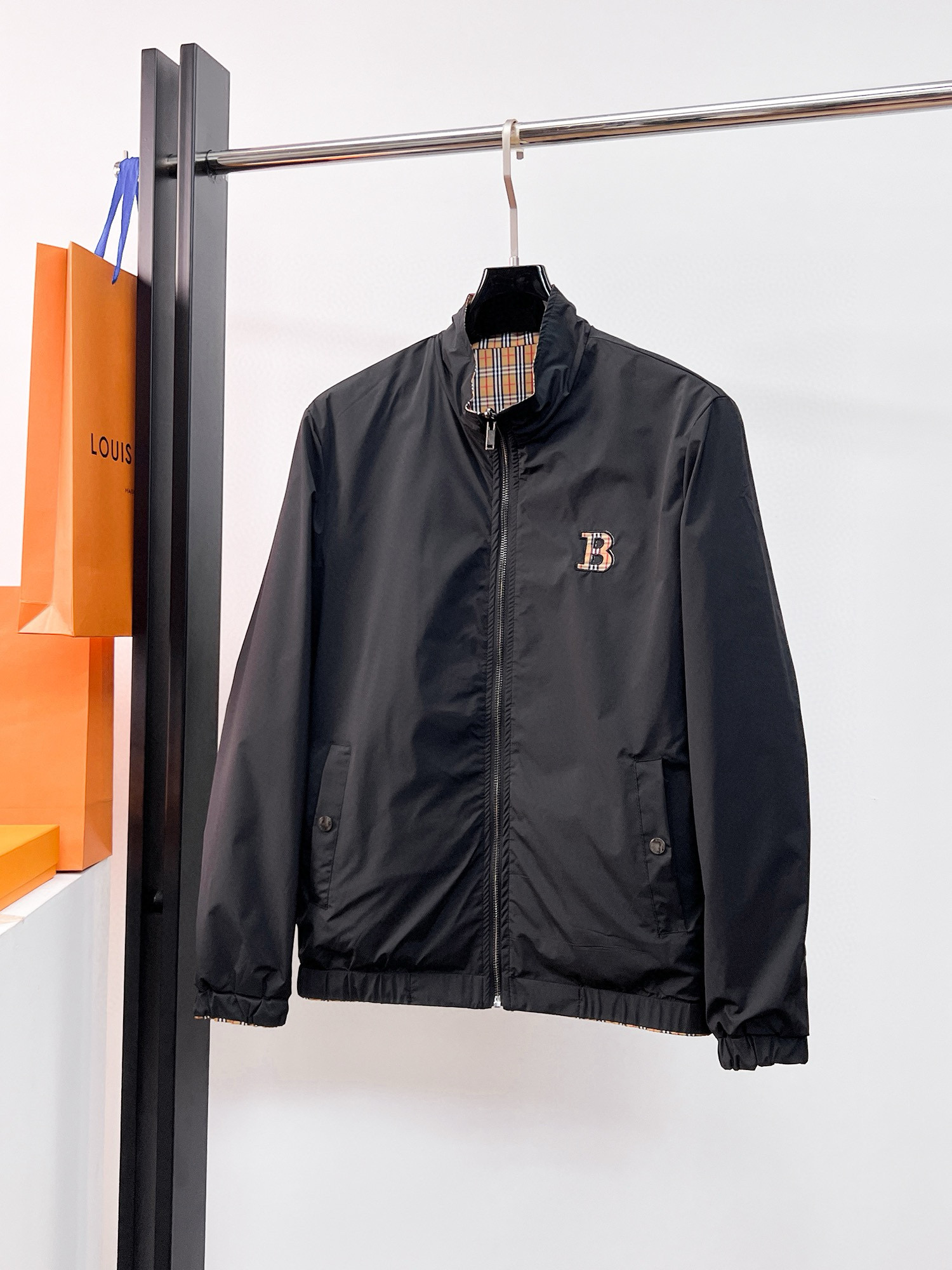 NO:526163,Burberry's 2025 autumn new jacket jacket, the new product on the show is perfect, comfortable and warm when worn on both sides, full and attractive in three standards, and a very outstanding design that easily advances the sense of fashion, extremely exquisite and rigorous workmanship, neat and meticulous route!  A masterpiece of a big-name designer!  The upper body doesn't look bloated and super handsome!  Spot code M ~ XXXL,,burberry,jackets & coats,jackets & coats,alexander wang19860909巴宝莉 2025秋季新款夹克外套,秀场新品品相非常完美,双面穿舒适保暖,三标齐全色泽饱满诱人,非常出彩的设计,轻松将时髦感进阶,做工极为考究严谨,走线工整细致！大牌设计师巨作！上身不显臃肿、超级帅气！现货码数M ～ XXXL,,burberry,jackets & coats,jackets & coats,alexander wang,Men's clothing