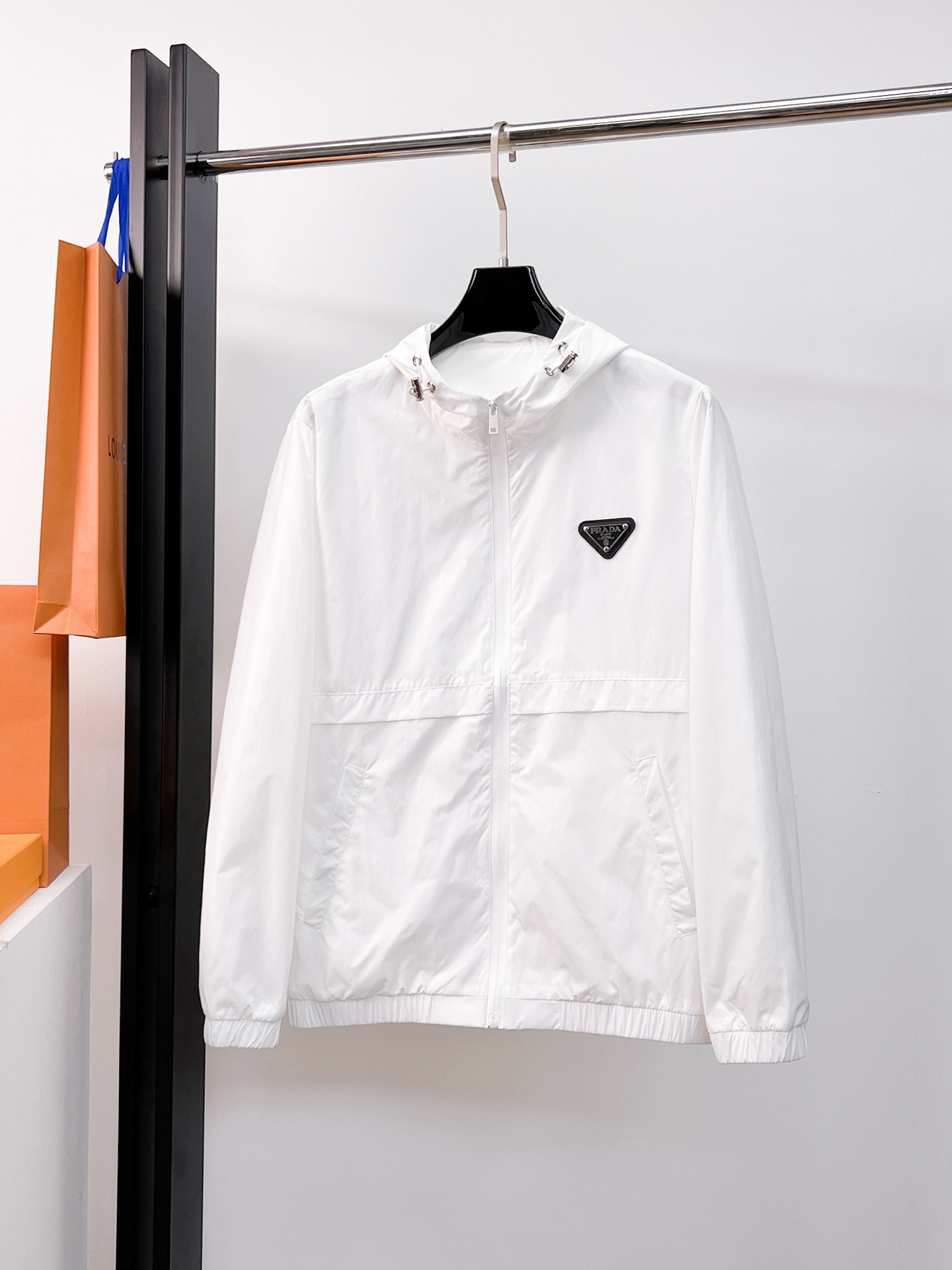 NO:654766,Prada's 2025 new autumn jacket, the new product on the show is in perfect condition, comfortable and warm to wear on both sides, complete with three labels, full and attractive color, very outstanding design, easily enhances the fashion sense, extremely elegant and rigorous workmanship, neat and meticulous wiring!  A masterpiece from a famous designer!  The upper body does not look bloated and is super handsome!  Available sizes M ~ XXXL,,prada,jackets & coats,jackets & coats,alexander wang19860909普拉达 2025秋季新款夹克外套,秀场新品品相非常完美,双面穿舒适保暖,三标齐全色泽饱满诱人,非常出彩的设计,轻松将时髦感进阶,做工极为考究严谨,走线工整细致！大牌设计师巨作！上身不显臃肿、超级帅气！现货码数M ～ XXXL,,prada,jackets & coats,jackets & coats,alexander wang,Men's clothing