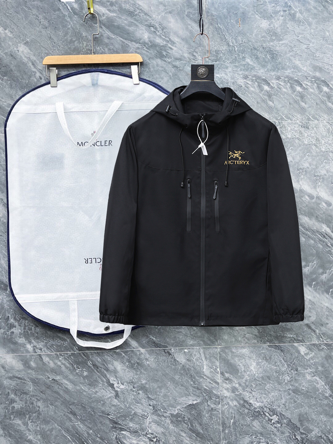 NO:528301,Archaeopteryx 2025 autumn new jacket, the new product on the show is perfect, comfortable and warm when worn on both sides, three-standard full color and attractive, and the very outstanding design easily advances the sense of fashion, the workmanship is extremely exquisite and rigorous, and the wiring is neat and meticulous!  A masterpiece of a big-name designer!  The upper body doesn't look bloated and super handsome!  Spot code M ~ XXXL,arc'teryx,jackets & coats,jackets & coats,alexander wang19860909始祖鸟 2025秋季新款夹克外套,秀场新品品相非常完美,双面穿舒适保暖,三标齐全色泽饱满诱人,非常出彩的设计,轻松将时髦感进阶,做工极为考究严谨,走线工整细致！大牌设计师巨作！上身不显臃肿、超级帅气！现货码数M ～ XXXL,arc'teryx,jackets & coats,jackets & coats,alexander wang,Men's clothing