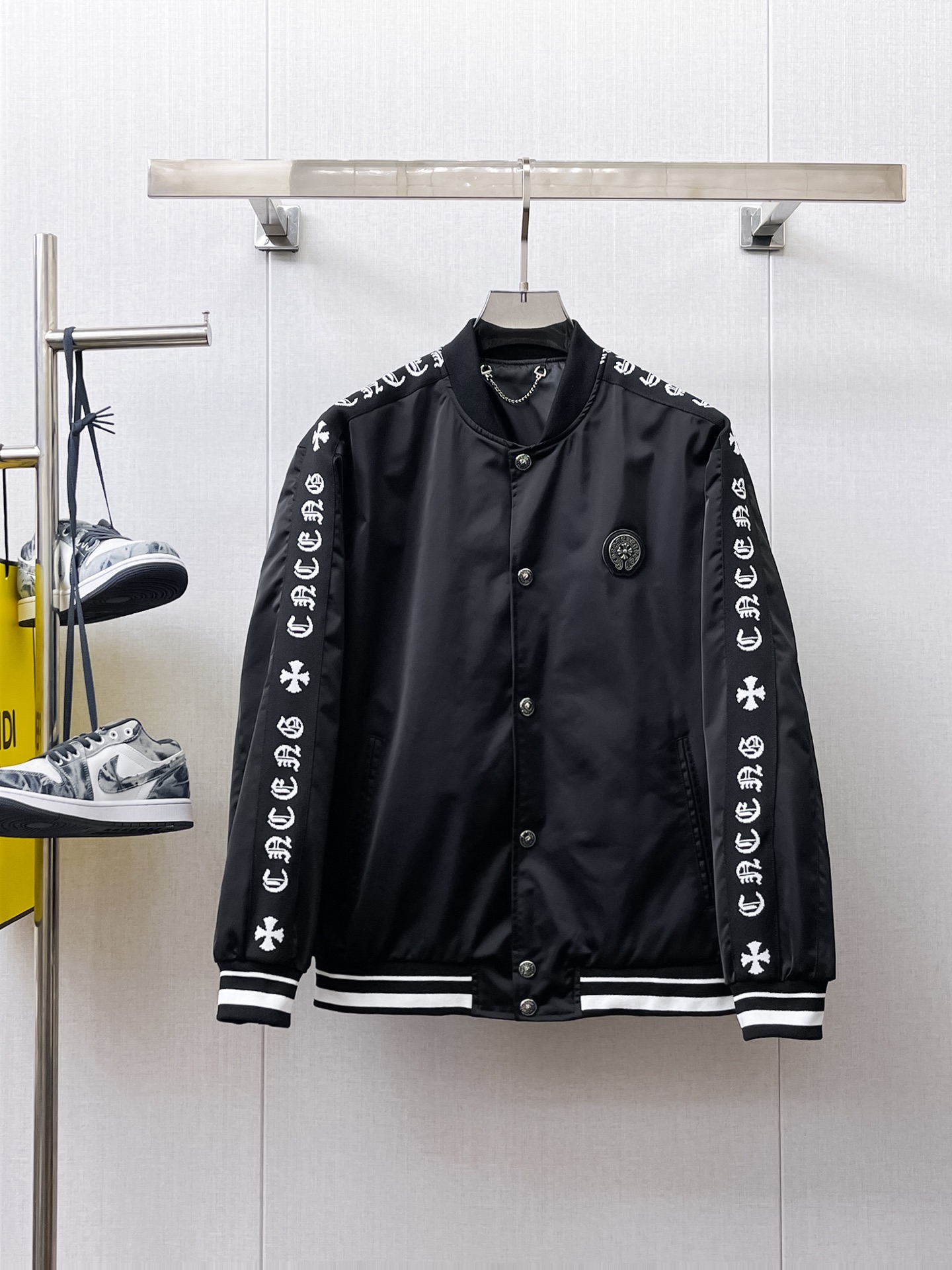 NO:566346,Croxin 2025 new autumn jacket, the new product on the show is in perfect condition, comfortable and warm, complete with three labels, full of attractive colors, very outstanding design, easily upgrades the fashion sense, extremely elegant and rigorous workmanship, neat and meticulous wiring!  A masterpiece from a famous designer!  The upper body does not look bloated and is super handsome!  Available sizes M ~ XXXL,,chrome hearts,jackets & coats,jackets & coats,alexander wang19860909克罗心 2025秋季新款夹克外套,秀场新品品相非常完美,舒适保暖,三标齐全色泽饱满诱人,非常出彩的设计,轻松将时髦感进阶,做工极为考究严谨,走线工整细致！大牌设计师巨作！上身不显臃肿、超级帅气！现货码数M ～ XXXL,,chrome hearts,jackets & coats,jackets & coats,alexander wang,Men's clothing