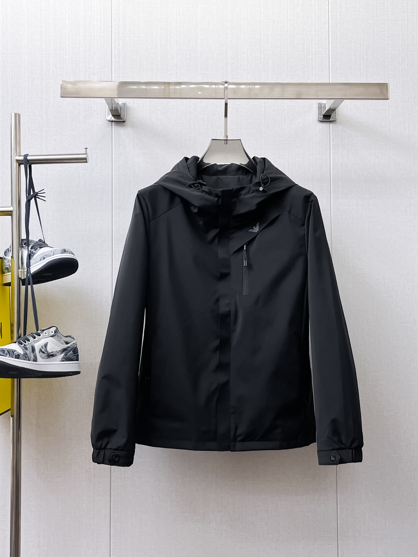 NO:566334,Armani 2025 new autumn jacket, the new product on the show is in perfect condition, comfortable and warm, complete with three labels, full and attractive color, very outstanding design, easily upgrades the fashion sense, extremely elegant and rigorous workmanship, neat and meticulous wiring!  A masterpiece from a famous designer!  The upper body does not look bloated and is super handsome!  Available sizes M ~ XXXL,,armani,jackets & coats,jackets & coats,alexander wang19860909阿玛尼 2025秋季新款夹克外套,秀场新品品相非常完美,舒适保暖,三标齐全色泽饱满诱人,非常出彩的设计,轻松将时髦感进阶,做工极为考究严谨,走线工整细致！大牌设计师巨作！上身不显臃肿、超级帅气！现货码数M ～ XXXL,,armani,jackets & coats,jackets & coats,alexander wang,Men's clothing