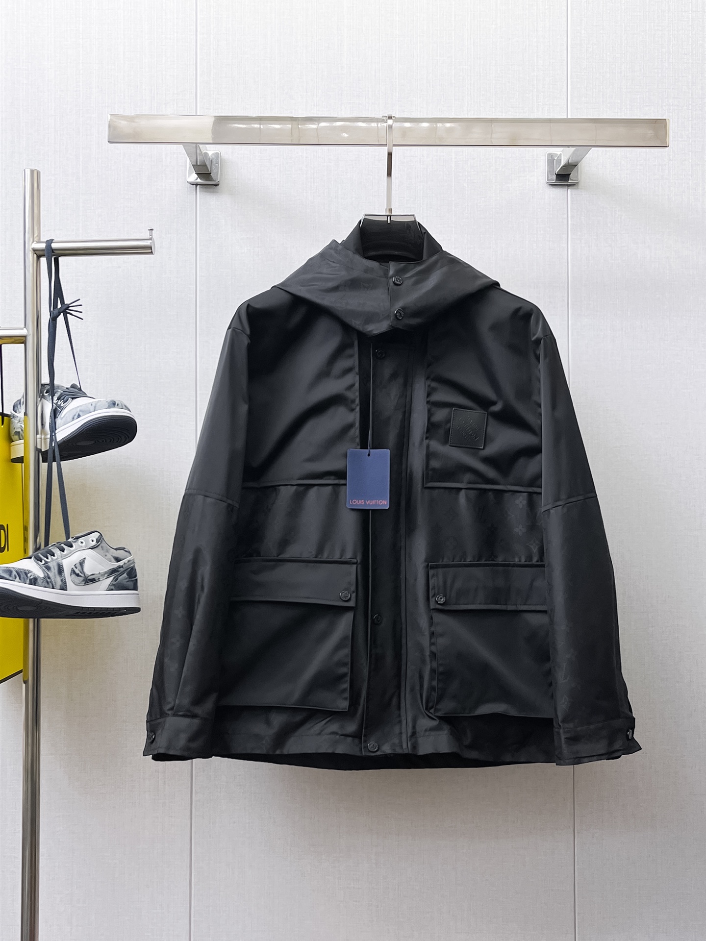 NO:566340,LV 2025 autumn new jacket, the new product on the show is in perfect condition, comfortable and warm, complete with three labels, full and attractive color, very outstanding design, easily upgrades the fashion sense, extremely sophisticated workmanship, neat and meticulous wiring!  A masterpiece from a famous designer!  The upper body does not look bloated and is super handsome!  Available sizes M ~ XXXL,,louis vuitton,jackets & coats,jackets & coats,alexander wang19860909Lv 2025秋季新款夹克外套,秀场新品品相非常完美,舒适保暖,三标齐全色泽饱满诱人,非常出彩的设计,轻松将时髦感进阶,做工极为考究严谨,走线工整细致！大牌设计师巨作！上身不显臃肿、超级帅气！现货码数M ～ XXXL,,louis vuitton,jackets & coats,jackets & coats,alexander wang,Men's clothing