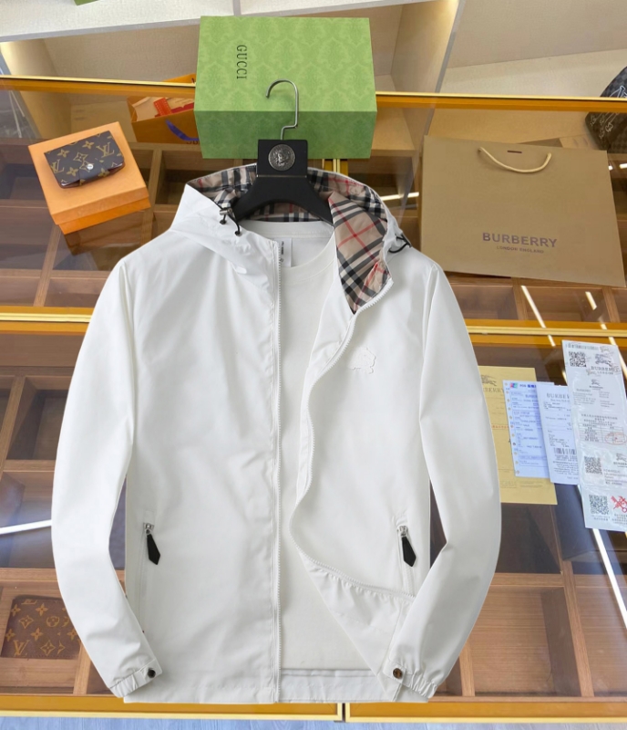 NO:519450,Burberry's new spring jacket for 2025, the new product on the show is perfect, comfortable and warm when worn on both sides, three-standard full color and attractive, and the very outstanding design easily advances the sense of fashion, the workmanship is extremely exquisite and rigorous, and the wiring is neat and meticulous!  A masterpiece of a big-name designer!  The upper body doesn't look bloated and super handsome!  Spot code M ~ XXXL,,burberry,jackets & coats,jackets & coats,alexander wang19860909巴宝莉 2025春季新款夹克外套,秀场新品品相非常完美,双面穿舒适保暖,三标齐全色泽饱满诱人,非常出彩的设计,轻松将时髦感进阶,做工极为考究严谨,走线工整细致！大牌设计师巨作！上身不显臃肿、超级帅气！现货码数M ～ XXXL,,burberry,jackets & coats,jackets & coats,alexander wang,Men's clothing