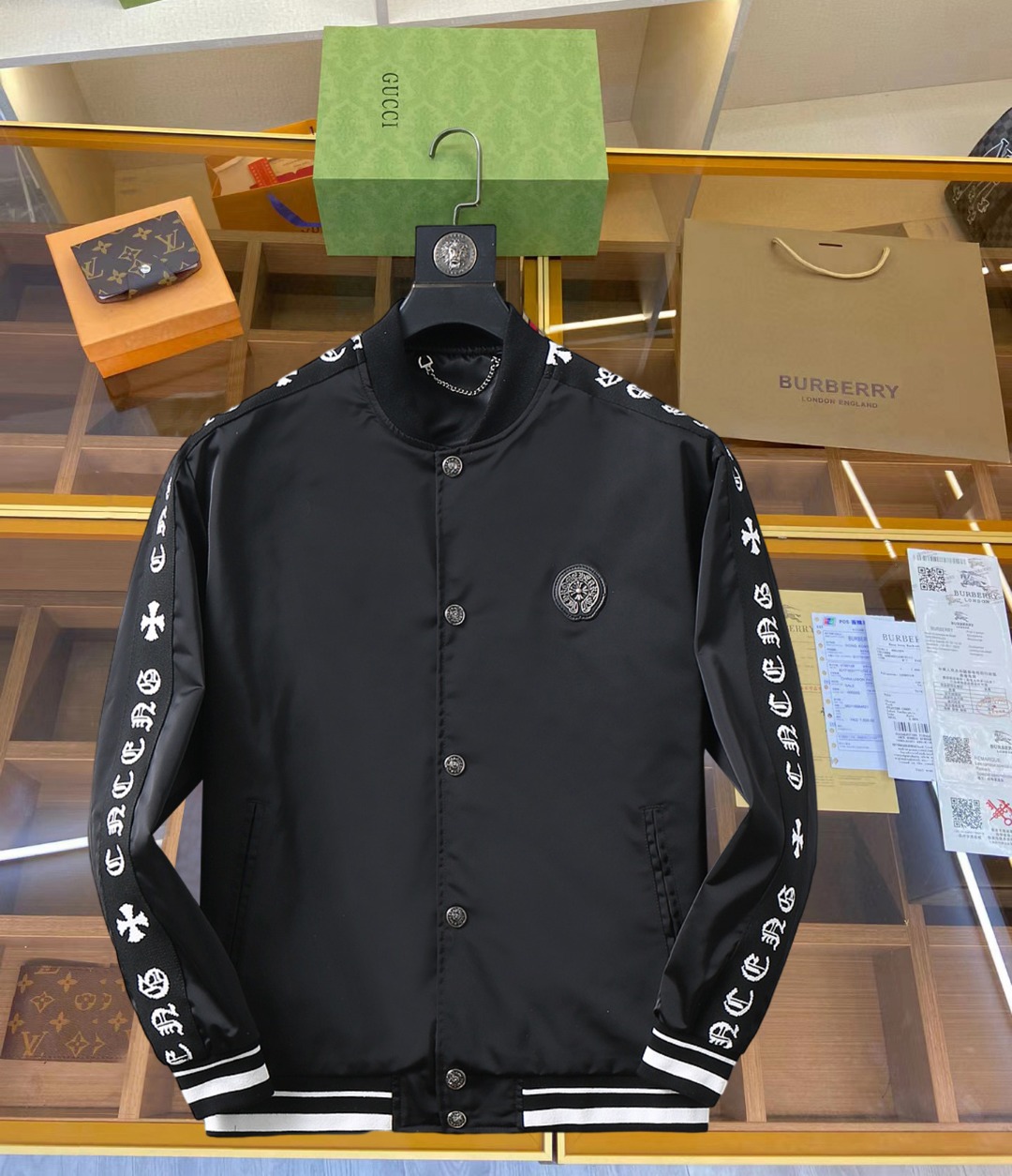 NO:519436,Crowxin's new spring jacket for 2025, the new product on the show is perfect, comfortable and warm when worn on both sides, three-standard full color and attractive, and the very outstanding design easily advances the sense of fashion, the workmanship is extremely exquisite and rigorous, and the wiring is neat and meticulous!  A masterpiece of a big-name designer!  The upper body doesn't look bloated and super handsome!  Spot code M ~ XXXL,,chrome hearts,jackets & coats,jackets & coats,alexander wang19860909克罗心 2025春季新款夹克外套,秀场新品品相非常完美,双面穿舒适保暖,三标齐全色泽饱满诱人,非常出彩的设计,轻松将时髦感进阶,做工极为考究严谨,走线工整细致！大牌设计师巨作！上身不显臃肿、超级帅气！现货码数M ～ XXXL,,chrome hearts,jackets & coats,jackets & coats,alexander wang,Men's clothing