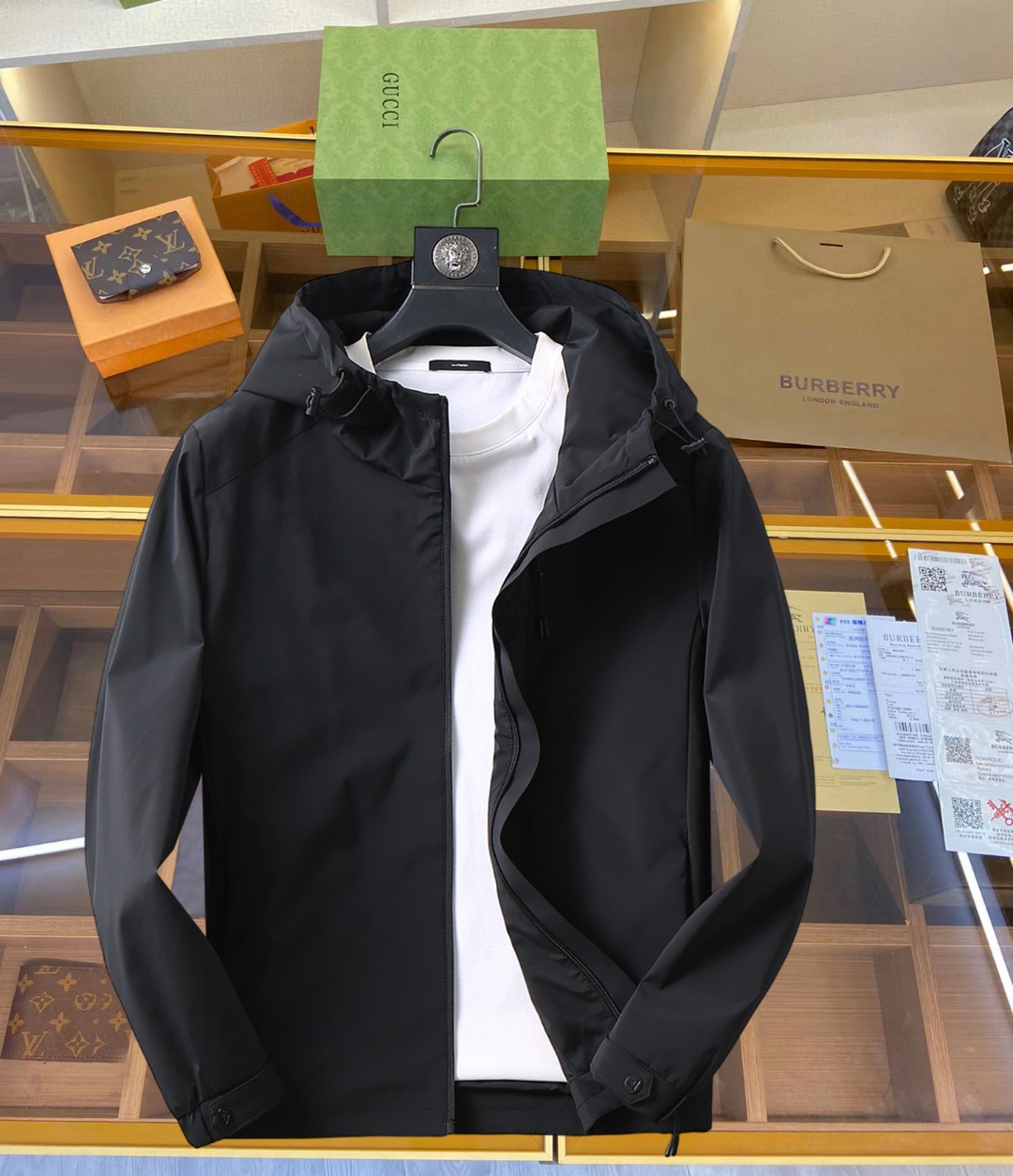 NO:519438,Armani's new spring jacket 2025, the new product on the show is perfect, comfortable and warm when worn on both sides, three-standard full color and attractive, and the very outstanding design easily advances the sense of fashion. The workmanship is extremely exquisite and rigorous, and the wiring is neat and meticulous!  A masterpiece of a big-name designer!  The upper body doesn't look bloated and super handsome!  Spot code M ~ XXXL,,armani,jackets & coats,jackets & coats,alexander wang19860909阿玛尼2025春季新款夹克外套,秀场新品品相非常完美,双面穿舒适保暖,三标齐全色泽饱满诱人,非常出彩的设计,轻松将时髦感进阶,做工极为考究严谨,走线工整细致！大牌设计师巨作！上身不显臃肿、超级帅气！现货码数M ～ XXXL,,armani,jackets & coats,jackets & coats,alexander wang,Men's clothing