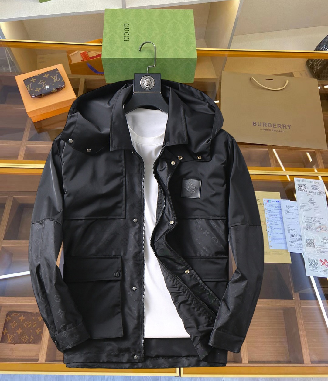 NO:519446,Lv2025 spring new jacket jacket, the new product on the show is perfect, comfortable and warm when worn on both sides, full and attractive colors, and a very outstanding design that easily advances the sense of fashion, extremely exquisite workmanship, neat and meticulous wiring!  A masterpiece of a big-name designer!  The upper body doesn't look bloated and super handsome!  Spot code M ~ XXXL,,louis vuitton,jackets & coats,jackets & coats,alexander wang19860909Lv2025春季新款夹克外套,秀场新品品相非常完美,双面穿舒适保暖,三标齐全色泽饱满诱人,非常出彩的设计,轻松将时髦感进阶,做工极为考究严谨,走线工整细致！大牌设计师巨作！上身不显臃肿、超级帅气！现货码数M ～ XXXL,,louis vuitton,jackets & coats,jackets & coats,alexander wang,Men's clothing