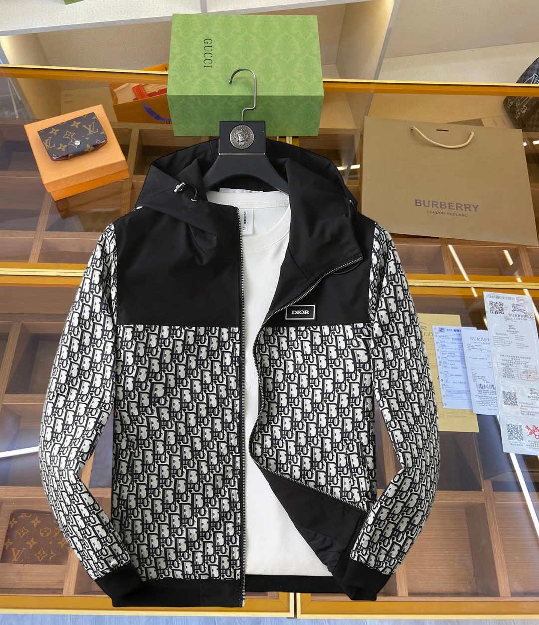 NO:519440,Dior 2025 spring new jacket jacket, the new product on the show is perfect, comfortable and warm when worn on both sides, three-standard full colors and attractive, and the very outstanding design easily advances the sense of fashion, the workmanship is extremely exquisite and rigorous, and the wiring is neat and meticulous!  A masterpiece of a big-name designer!  The upper body doesn't look bloated and super handsome!  Spot code M ~ XXXL,,dior,jackets & coats,jackets & coats,alexander wang19860909迪奥 2025春季新款夹克外套,秀场新品品相非常完美,双面穿舒适保暖,三标齐全色泽饱满诱人,非常出彩的设计,轻松将时髦感进阶,做工极为考究严谨,走线工整细致！大牌设计师巨作！上身不显臃肿、超级帅气！现货码数M ～ XXXL,,dior,jackets & coats,jackets & coats,alexander wang,Men's clothing