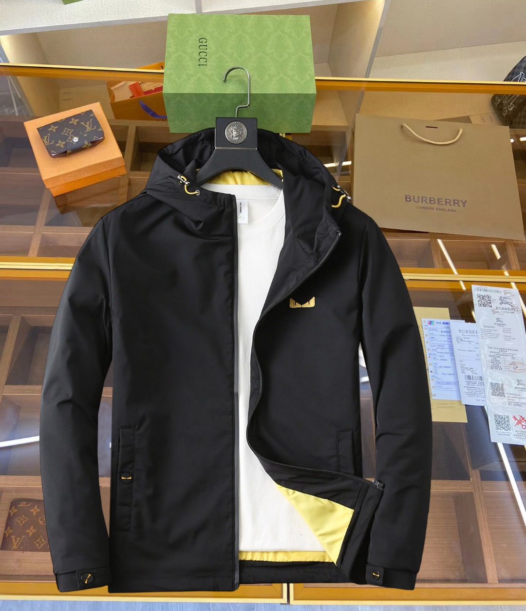 NO:519448,Fendi's new spring jacket 2025, the new product on the show is perfect, comfortable and warm when worn on both sides, three-standard full color and attractive, and the very outstanding design easily advances the sense of fashion, the workmanship is extremely exquisite and rigorous, and the wiring is neat and meticulous!  A masterpiece of a big-name designer!  The upper body doesn't look bloated and super handsome!  Spot code M ~ XXXL,,fendi,jackets & coats,jackets & coats,alexander wang19860909芬迪 2025春季新款夹克外套,秀场新品品相非常完美,双面穿舒适保暖,三标齐全色泽饱满诱人,非常出彩的设计,轻松将时髦感进阶,做工极为考究严谨,走线工整细致！大牌设计师巨作！上身不显臃肿、超级帅气！现货码数M ～ XXXL,,fendi,jackets & coats,jackets & coats,alexander wang,Men's clothing