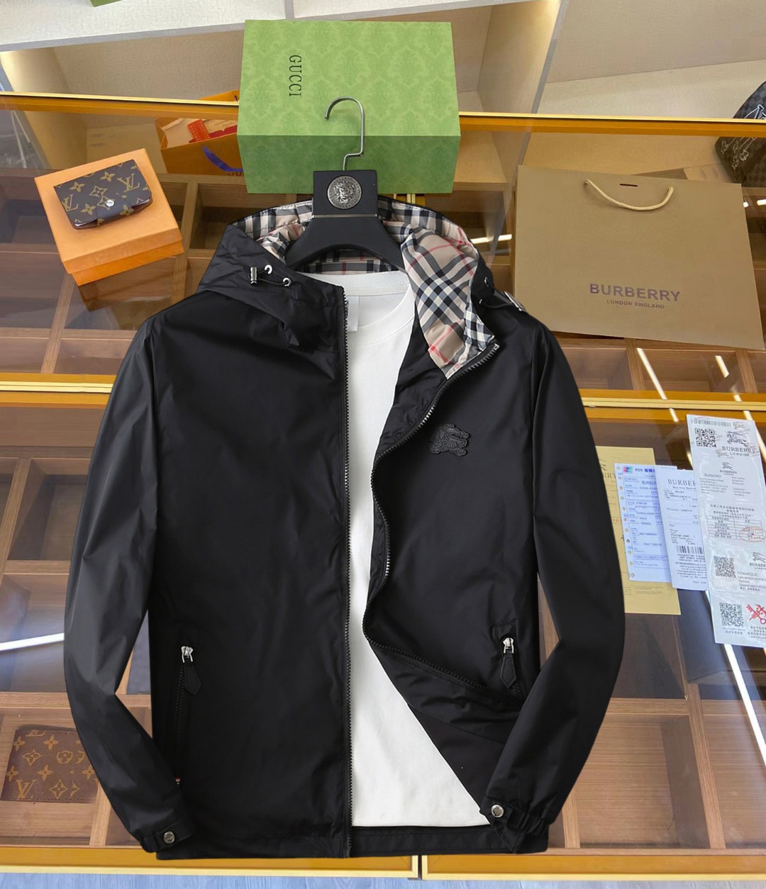 NO:519452,Burberry's new spring jacket 2025, the new product on the show is perfect, comfortable and warm when worn on both sides, three-standard full color and attractive, and the very outstanding design easily advances the sense of fashion, the workmanship is extremely exquisite and rigorous, and the wiring is neat and meticulous!  A masterpiece of a big-name designer!  The upper body doesn't look bloated and super handsome!  Spot code M ~ XXXL,,burberry,jackets & coats,jackets & coats,alexander wang19860909巴宝莉2025春季新款夹克外套,秀场新品品相非常完美,双面穿舒适保暖,三标齐全色泽饱满诱人,非常出彩的设计,轻松将时髦感进阶,做工极为考究严谨,走线工整细致！大牌设计师巨作！上身不显臃肿、超级帅气！现货码数M ～ XXXL,,burberry,jackets & coats,jackets & coats,alexander wang,Men's clothing