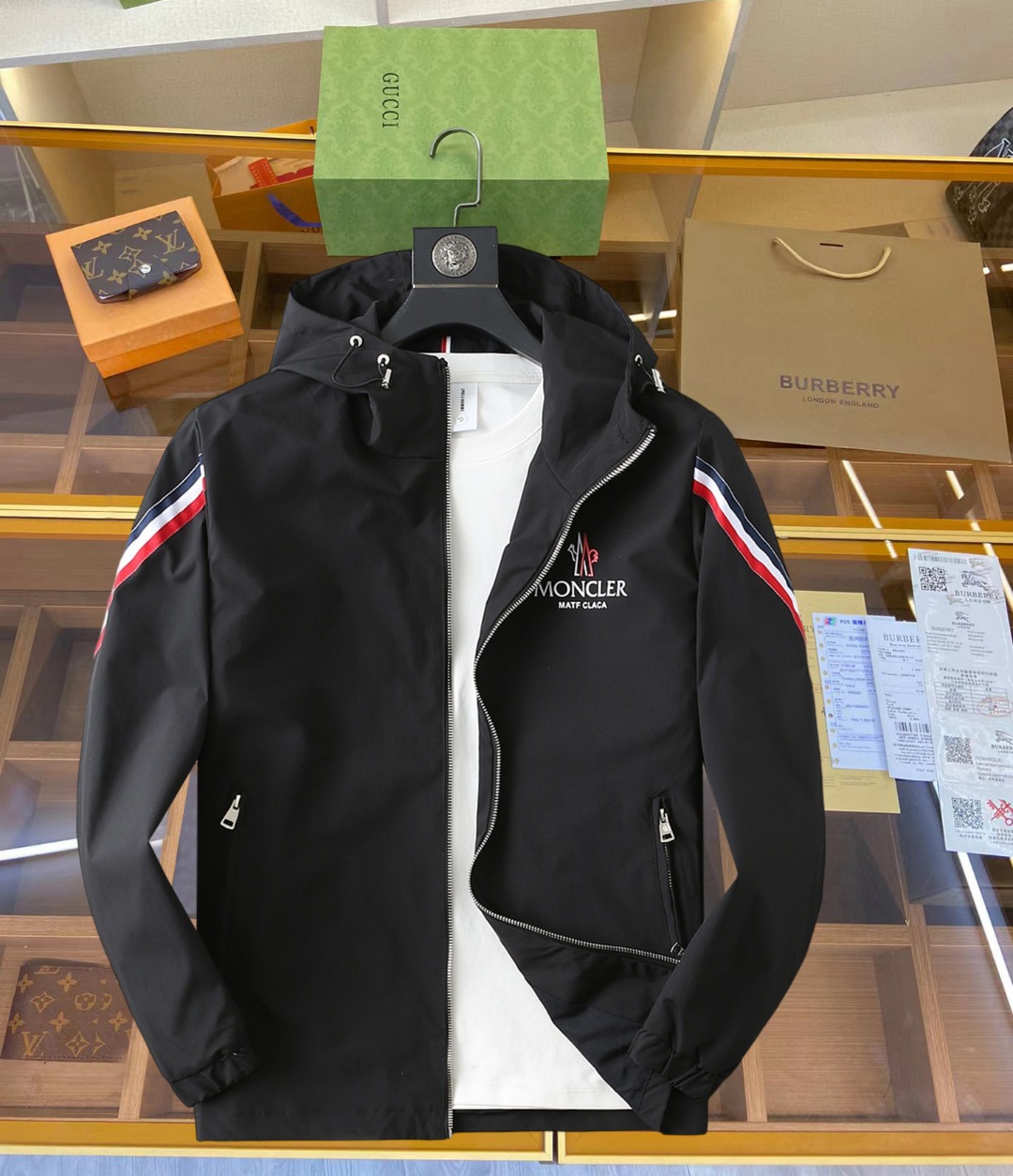 NO:519442,The new spring jacket for 2025 masked 2025, the new product on the show is perfect, it is comfortable to wear on both sides, full and attractive colors, and the very outstanding design easily advances the sense of fashion. The workmanship is extremely exquisite and rigorous, and the wiring is neat and meticulous!  A masterpiece of a big-name designer!  The upper body doesn't look bloated and super handsome!  Spot code M ~ XXXL,,Moncler,jackets & coats,jackets & coats,alexander wang19860909蒙口2025春季新款夹克外套,秀场新品品相非常完美,双面穿舒适保暖,三标齐全色泽饱满诱人,非常出彩的设计,轻松将时髦感进阶,做工极为考究严谨,走线工整细致！大牌设计师巨作！上身不显臃肿、超级帅气！现货码数M ～ XXXL,,Moncler,jackets & coats,jackets & coats,alexander wang,Men's clothing