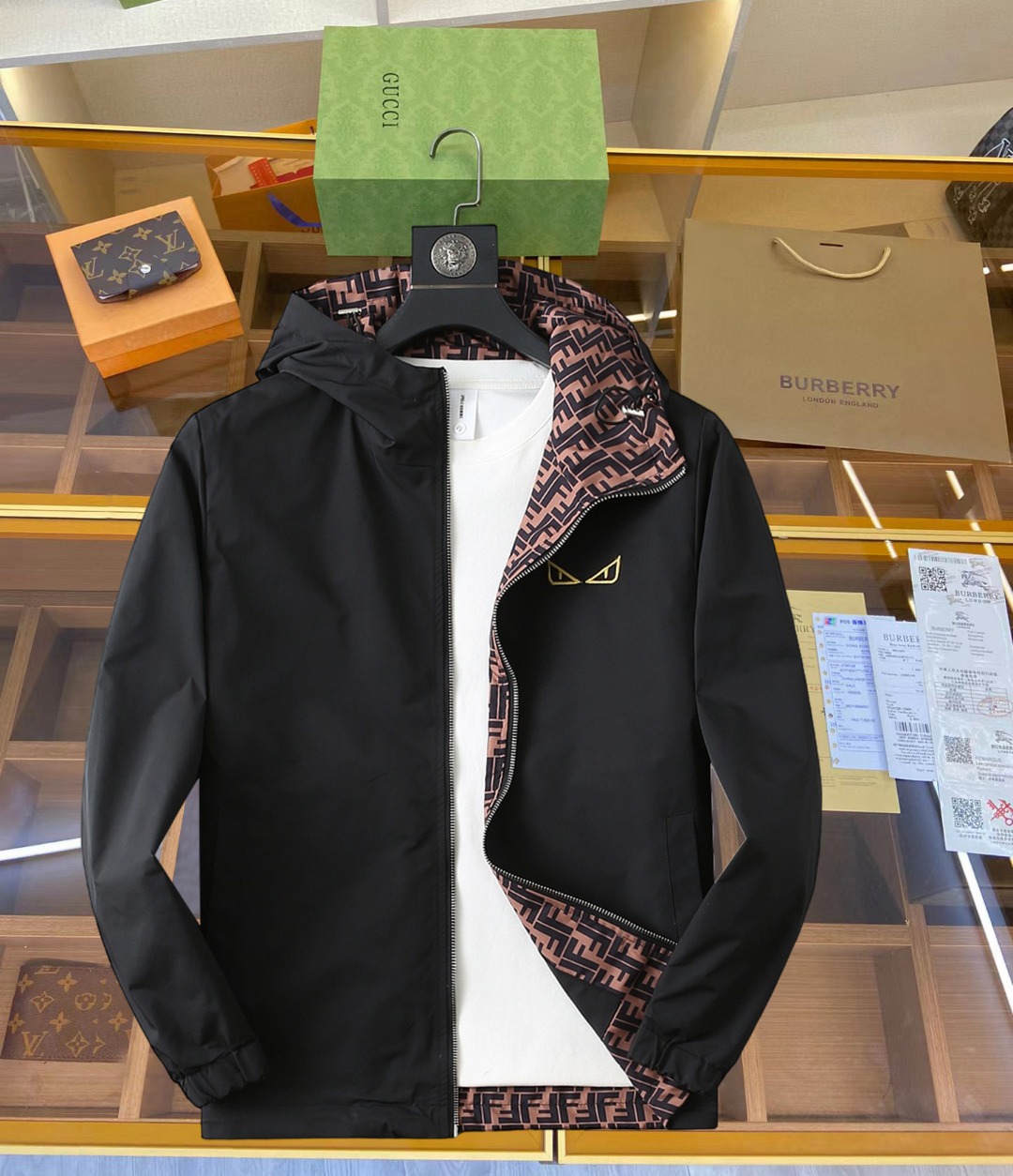 NO:519444,Fendi's new spring jacket 2025, the new product on the show is perfect, comfortable and warm when worn on both sides, three-standard full color and attractive, and the very outstanding design easily advances the sense of fashion, the workmanship is extremely exquisite and rigorous, and the wiring is neat and meticulous!  A masterpiece of a big-name designer!  The upper body doesn't look bloated and super handsome!  Spot code M ~ XXXL,,fendi,jackets & coats,jackets & coats,alexander wang19860909芬迪 2025春季新款夹克外套,秀场新品品相非常完美,双面穿舒适保暖,三标齐全色泽饱满诱人,非常出彩的设计,轻松将时髦感进阶,做工极为考究严谨,走线工整细致！大牌设计师巨作！上身不显臃肿、超级帅气！现货码数M ～ XXXL,,fendi,jackets & coats,jackets & coats,alexander wang,Men's clothing