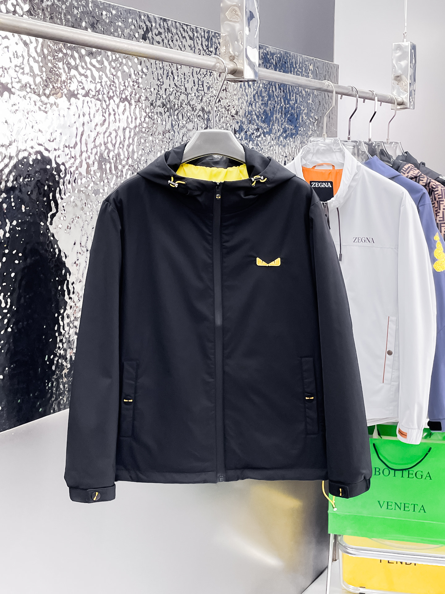 NO:537195,Fendi's new autumn jacket 2025, the new product on the show is perfect, comfortable and warm when worn on both sides, three-standard full color and attractive, and the very outstanding design easily advances the sense of fashion, the workmanship is extremely exquisite and rigorous, and the wiring is neat and meticulous!  A masterpiece of a big-name designer!  The upper body doesn't look bloated and super handsome!  Spot code M ~ XXXL,,fendi,jackets & coats,jackets & coats,alexander wang19860909芬迪2025秋季新款夹克外套,秀场新品品相非常完美,双面穿舒适保暖,三标齐全色泽饱满诱人,非常出彩的设计,轻松将时髦感进阶,做工极为考究严谨,走线工整细致！大牌设计师巨作！上身不显臃肿、超级帅气！现货码数M ～ XXXL,,fendi,jackets & coats,jackets & coats,alexander wang,Men's clothing