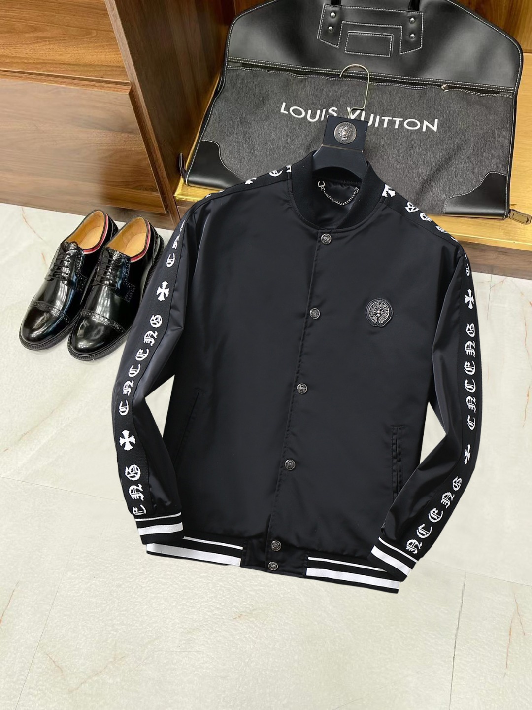 NO:538004,Crowxin's new autumn jacket 2025, the new product on the show is perfect, comfortable and warm, the three standards have a complete color and full and attractive color, and the very outstanding design easily advances the sense of fashion. The workmanship is extremely exquisite and rigorous, and the wiring is neat and meticulous!  A masterpiece of a big-name designer!  The upper body doesn't look bloated and super handsome!  Spot code M ~ XXXL,,chrome hearts,jackets & coats,jackets & coats,alexander wang19860909克罗心2025秋季新款夹克外套,秀场新品品相非常完美,舒适保暖,三标齐全色泽饱满诱人,非常出彩的设计,轻松将时髦感进阶,做工极为考究严谨,走线工整细致！大牌设计师巨作！上身不显臃肿、超级帅气！现货码数M ～ XXXL,,chrome hearts,jackets & coats,jackets & coats,alexander wang,Men's clothing