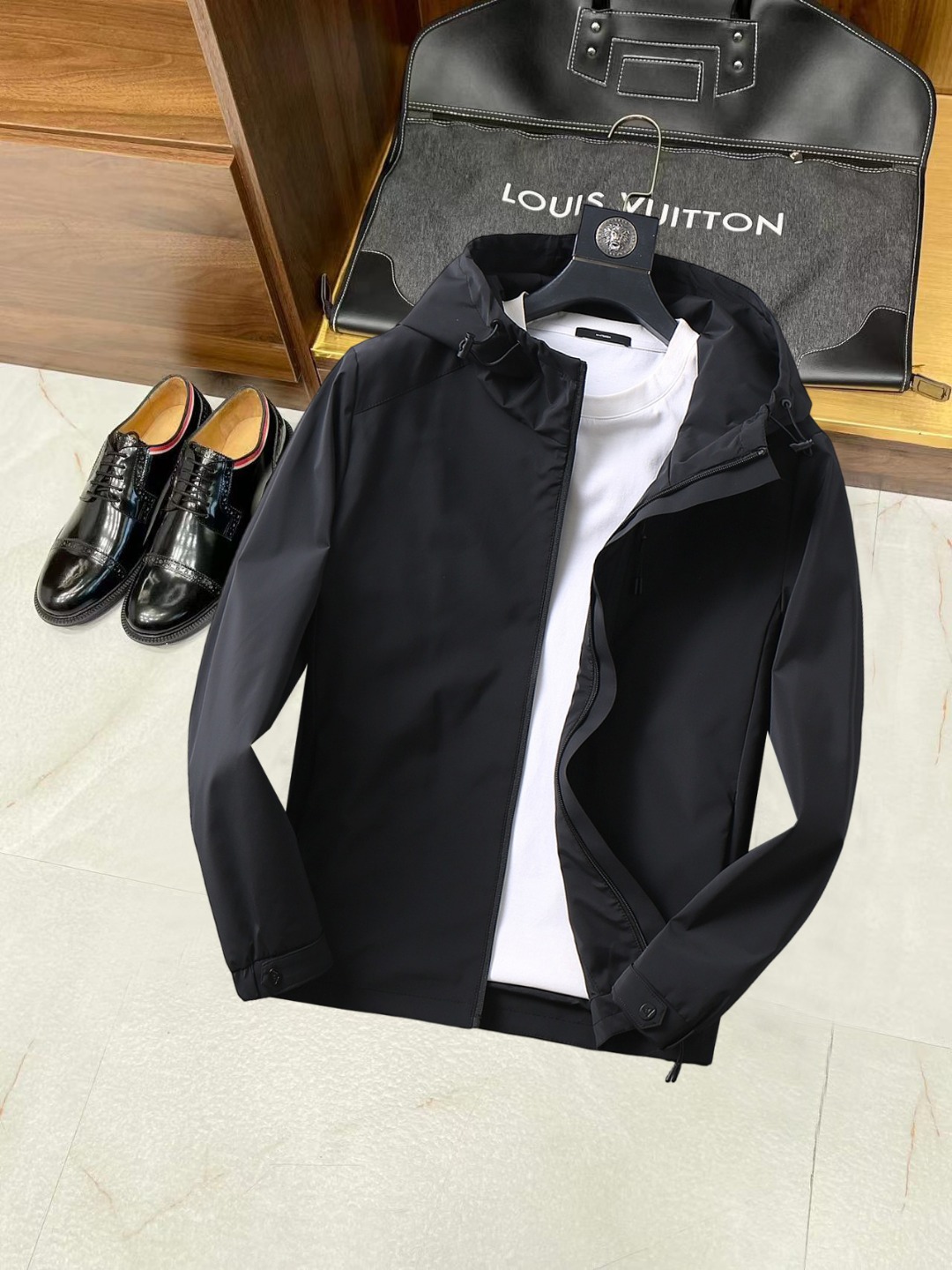 NO:538009,Armani 2025 autumn new jacket jacket, the new product on the show is perfect, comfortable and warm, the three standards are complete in color and full and attractive, and the very outstanding design easily advances the sense of fashion, the workmanship is extremely exquisite and rigorous, and the wiring is neat and meticulous!  A masterpiece of a big-name designer!  The upper body doesn't look bloated and super handsome!  Spot code M ~ XXXL,,armani,jackets & coats,jackets & coats,alexander wang19860909阿玛尼 2025秋季新款夹克外套,秀场新品品相非常完美,舒适保暖,三标齐全色泽饱满诱人,非常出彩的设计,轻松将时髦感进阶,做工极为考究严谨,走线工整细致！大牌设计师巨作！上身不显臃肿、超级帅气！现货码数M ～ XXXL,,armani,jackets & coats,jackets & coats,alexander wang,Men's clothing