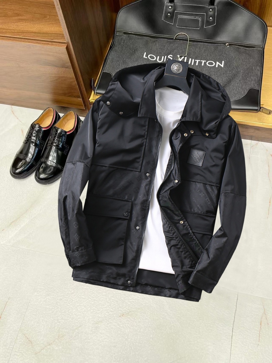 NO:538012,Lv2025 autumn new jacket jacket, the new product on the show is perfect, comfortable and warm, the three standards are complete in color and full and attractive, and the very outstanding design easily advances the sense of fashion. The workmanship is extremely exquisite and rigorous, and the wiring is neat and meticulous!  A masterpiece of a big-name designer!  The upper body doesn't look bloated and super handsome!  Spot code M ~ XXXL,,louis vuitton,jackets & coats,jackets & coats,alexander wang19860909Lv2025秋季新款夹克外套,秀场新品品相非常完美,舒适保暖,三标齐全色泽饱满诱人,非常出彩的设计,轻松将时髦感进阶,做工极为考究严谨,走线工整细致！大牌设计师巨作！上身不显臃肿、超级帅气！现货码数M ～ XXXL,,louis vuitton,jackets & coats,jackets & coats,alexander wang,Men's clothing