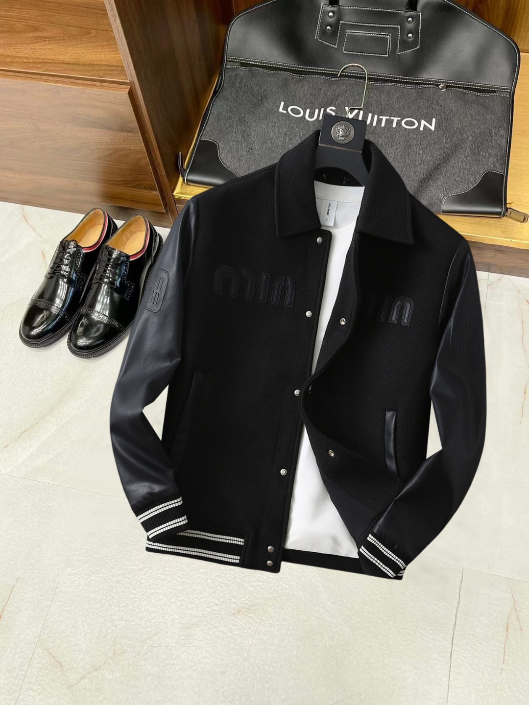 NO:538030,miumiu 2025 autumn new jacket jacket, the new product on the show is perfect, comfortable and warm, the three standards have a complete color and full and attractive color, and the very outstanding design easily advances the sense of fashion, the workmanship is extremely exquisite and rigorous, and the wiring is neat and meticulous!  A masterpiece of a big-name designer!  The upper body doesn't look bloated and super handsome!  Spot code M ~ XXXL,,miumiu,jackets & coats,jackets & coats,alexander wang19860909miumiu 缪缪 2025秋季新款夹克外套,秀场新品品相非常完美,舒适保暖,三标齐全色泽饱满诱人,非常出彩的设计,轻松将时髦感进阶,做工极为考究严谨,走线工整细致！大牌设计师巨作！上身不显臃肿、超级帅气！现货码数M ～ XXXL,,miumiu,jackets & coats,jackets & coats,alexander wang,Men's clothing