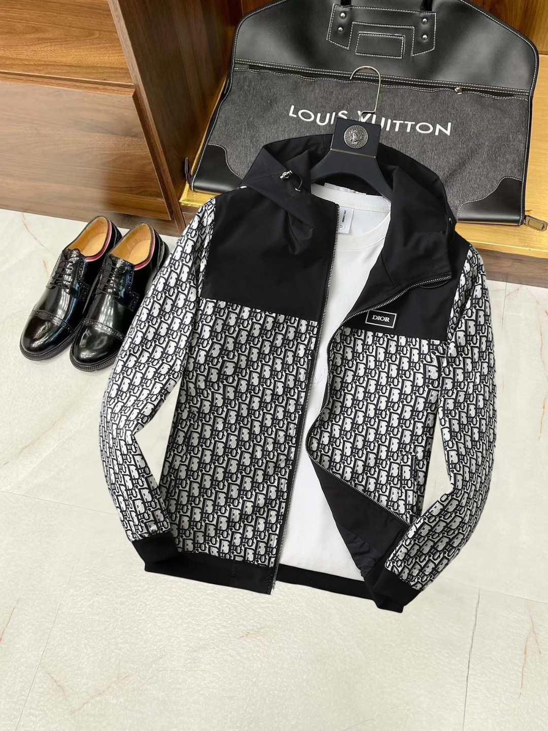 NO:538015,Dior 2025 autumn new jacket jacket, the new product on the show is perfect, comfortable and warm, the three standards are complete in color and full and attractive, and the very outstanding design easily advances the sense of fashion, the workmanship is extremely exquisite and rigorous, and the wiring is neat and meticulous!  A masterpiece of a big-name designer!  The upper body doesn't look bloated and super handsome!  Spot code M ~ XXXL,,dior,jackets & coats,jackets & coats,alexander wang19860909迪奥 2025秋季新款夹克外套,秀场新品品相非常完美,舒适保暖,三标齐全色泽饱满诱人,非常出彩的设计,轻松将时髦感进阶,做工极为考究严谨,走线工整细致！大牌设计师巨作！上身不显臃肿、超级帅气！现货码数M ～ XXXL,,dior,jackets & coats,jackets & coats,alexander wang,Men's clothing