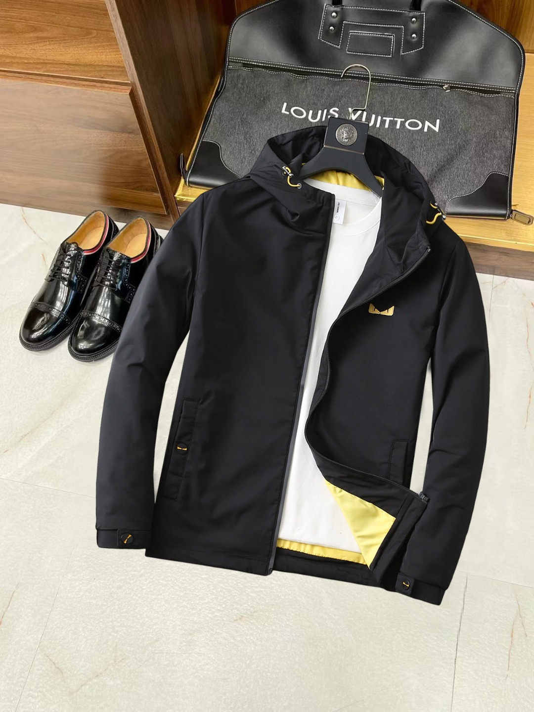 NO:538018,Fendi 2025 autumn new jacket jacket, the new product on the show is perfect, comfortable and warm, the three standards are complete in color and full and attractive, and the very outstanding design easily advances the sense of fashion, the workmanship is extremely exquisite and rigorous, and the wiring is neat and meticulous!  A masterpiece of a big-name designer!  The upper body doesn't look bloated and super handsome!  Spot code M ~ XXXL,,fendi,jackets & coats,jackets & coats,alexander wang19860909芬迪 2025秋季新款夹克外套,秀场新品品相非常完美,舒适保暖,三标齐全色泽饱满诱人,非常出彩的设计,轻松将时髦感进阶,做工极为考究严谨,走线工整细致！大牌设计师巨作！上身不显臃肿、超级帅气！现货码数M ～ XXXL,,fendi,jackets & coats,jackets & coats,alexander wang,Men's clothing