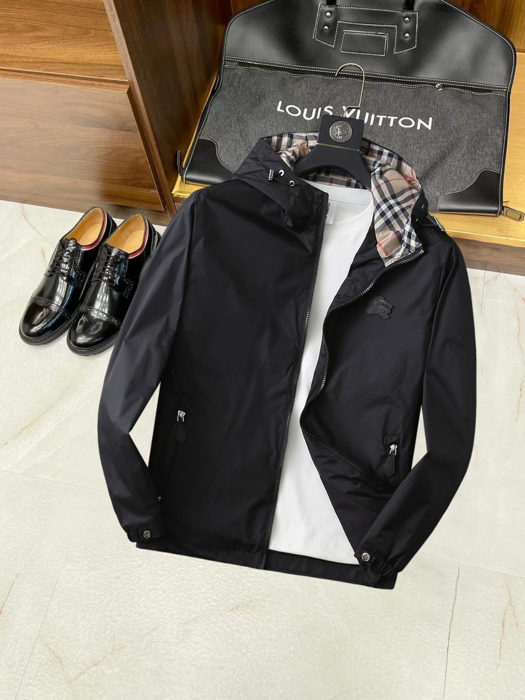 NO:538027,Burberry's 2025 autumn new jacket jacket, the new product on the show is perfect, comfortable and warm, the three-standard complete colors and full and attractive, and the very outstanding design easily advances the sense of fashion, the workmanship is extremely exquisite and rigorous, and the wiring is neat and meticulous!  A masterpiece of a big-name designer!  The upper body doesn't look bloated and super handsome!  Spot code M ~ XXXL,,burberry,jackets & coats,jackets & coats,alexander wang19860909巴宝莉 2025秋季新款夹克外套,秀场新品品相非常完美,舒适保暖,三标齐全色泽饱满诱人,非常出彩的设计,轻松将时髦感进阶,做工极为考究严谨,走线工整细致！大牌设计师巨作！上身不显臃肿、超级帅气！现货码数M ～ XXXL,,burberry,jackets & coats,jackets & coats,alexander wang,Men's clothing