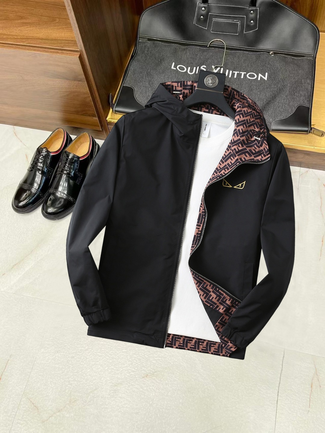 NO:538024,Fendi 2025 autumn new jacket jacket, the new product on the show is perfect, comfortable and warm, the three standards are complete in color and full and attractive, and the very outstanding design easily advances the sense of fashion, the workmanship is extremely exquisite and rigorous, and the wiring is neat and meticulous!  A masterpiece of a big-name designer!  The upper body doesn't look bloated and super handsome!  Spot code M ~ XXXL,,fendi,jackets & coats,jackets & coats,alexander wang19860909芬迪 2025秋季新款夹克外套,秀场新品品相非常完美,舒适保暖,三标齐全色泽饱满诱人,非常出彩的设计,轻松将时髦感进阶,做工极为考究严谨,走线工整细致！大牌设计师巨作！上身不显臃肿、超级帅气！现货码数M ～ XXXL,,fendi,jackets & coats,jackets & coats,alexander wang,Men's clothing