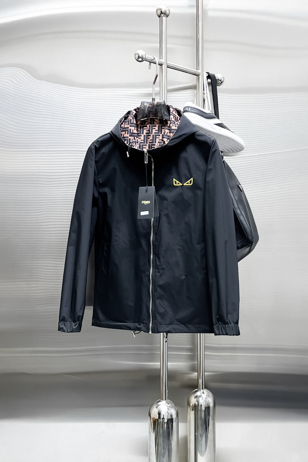 NO:519377,Fendi's new spring jacket 2025, the new product on the show is perfect, comfortable and warm when worn on both sides, three-standard full color and attractive, and the very outstanding design easily advances the sense of fashion, the workmanship is extremely exquisite and rigorous, and the wiring is neat and meticulous!  A masterpiece of a big-name designer!  The upper body doesn't look bloated and super handsome!  Spot code M ~ XXXL,,fendi,jackets & coats,jackets & coats,alexander wang19860909芬迪 2025春季新款夹克外套,秀场新品品相非常完美,双面穿舒适保暖,三标齐全色泽饱满诱人,非常出彩的设计,轻松将时髦感进阶,做工极为考究严谨,走线工整细致！大牌设计师巨作！上身不显臃肿、超级帅气！现货码数M ～ XXXL,,fendi,jackets & coats,jackets & coats,alexander wang,Men's clothing