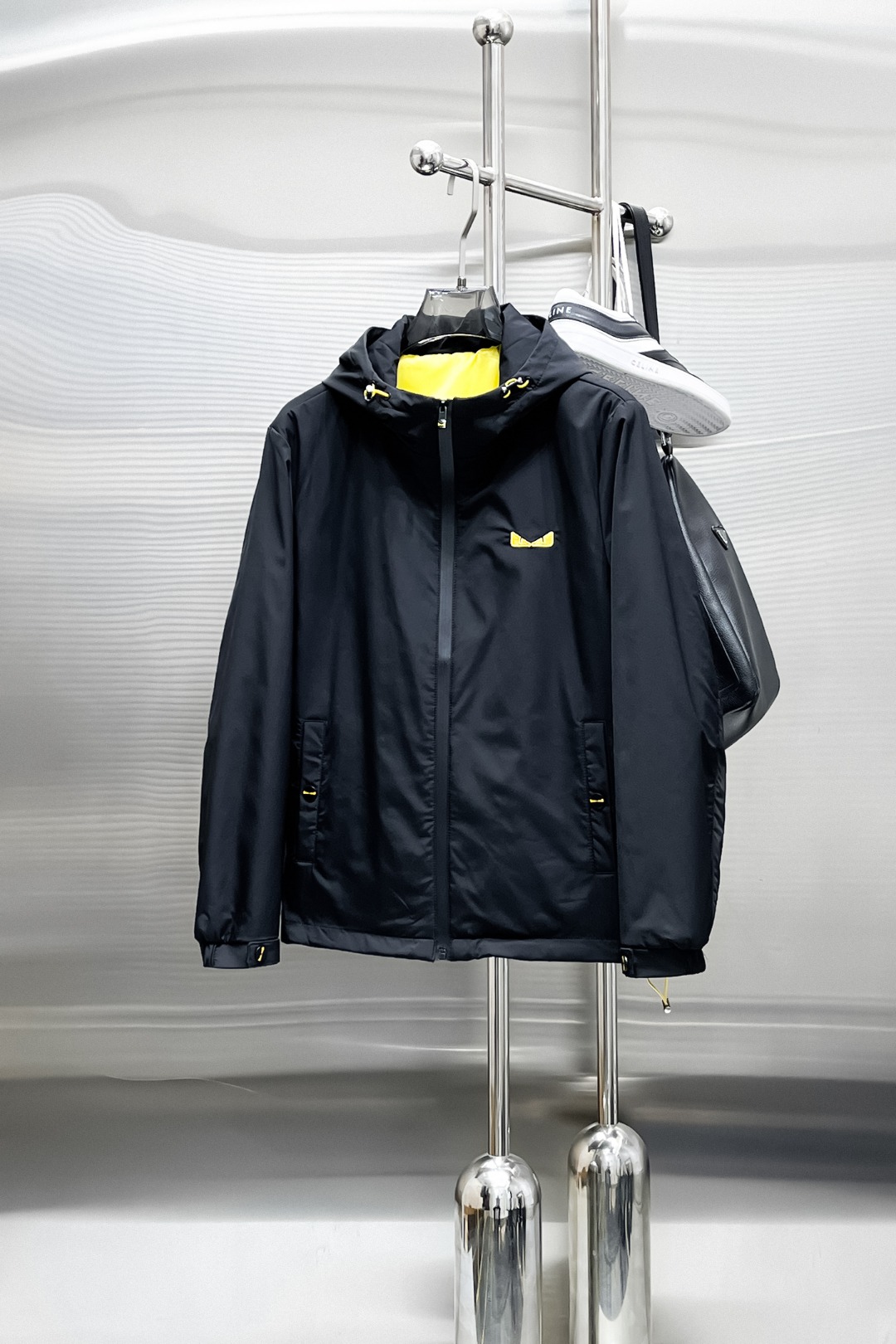 NO:519374,Fendi's new spring jacket 2025, the new product on the show is perfect, comfortable and warm when worn on both sides, three-standard full colors and attractive, and the very outstanding design easily advances the sense of fashion. The workmanship is extremely exquisite and rigorous, and the wiring is neat and meticulous!  A masterpiece of a big-name designer!  The upper body doesn't look bloated and super handsome!  Spot code M ~ XXXL,,fendi,jackets & coats,jackets & coats,alexander wang19860909芬迪2025春季新款夹克外套,秀场新品品相非常完美,双面穿舒适保暖,三标齐全色泽饱满诱人,非常出彩的设计,轻松将时髦感进阶,做工极为考究严谨,走线工整细致！大牌设计师巨作！上身不显臃肿、超级帅气！现货码数M ～ XXXL,,fendi,jackets & coats,jackets & coats,alexander wang,Men's clothing