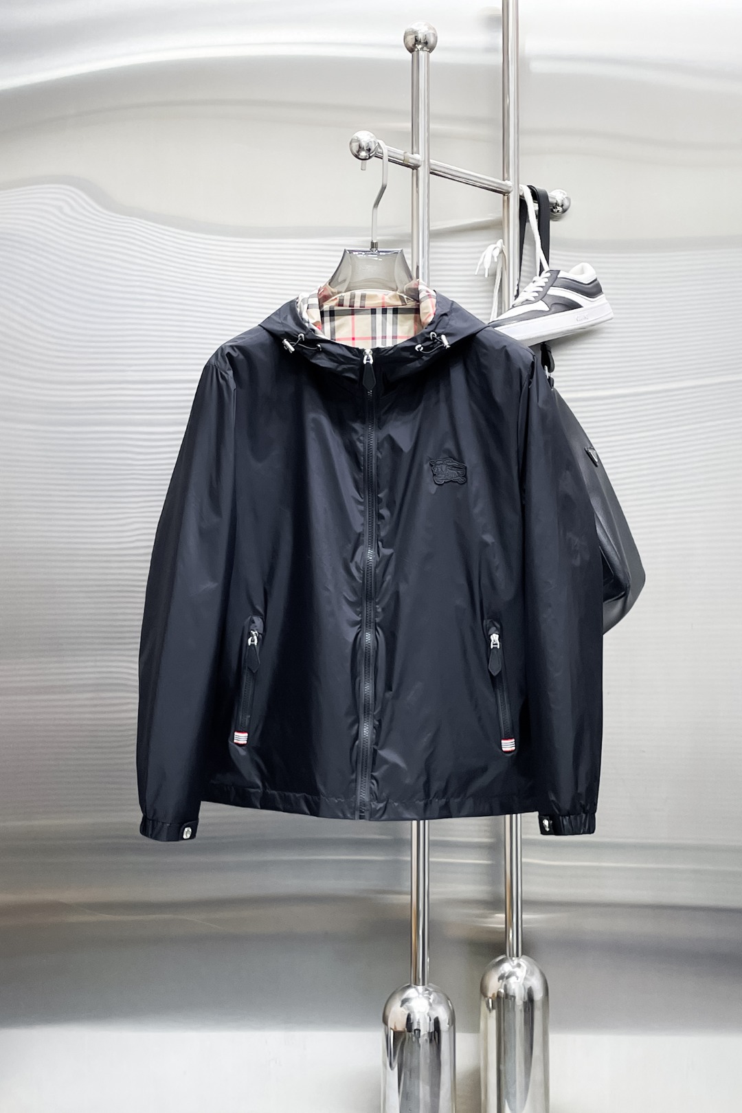 NO:519357,Burberry's new spring jacket for 2025, the new product on the show is perfect, comfortable and warm when worn on both sides, three-standard full color and attractive, and the very outstanding design easily advances the sense of fashion, the workmanship is extremely exquisite and rigorous, and the wiring is neat and meticulous!  A masterpiece of a big-name designer!  The upper body doesn't look bloated and super handsome!  Spot code M ~ XXXL,,burberry,jackets & coats,jackets & coats,alexander wang19860909巴宝莉 2025春季新款夹克外套,秀场新品品相非常完美,双面穿舒适保暖,三标齐全色泽饱满诱人,非常出彩的设计,轻松将时髦感进阶,做工极为考究严谨,走线工整细致！大牌设计师巨作！上身不显臃肿、超级帅气！现货码数M ～ XXXL,,burberry,jackets & coats,jackets & coats,alexander wang,Men's clothing