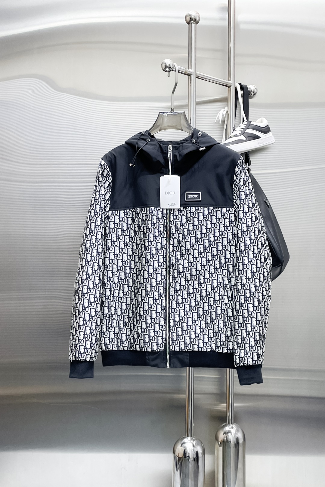 NO:519383,Dior 2025 spring new jacket jacket, the new product on the show is perfect, comfortable and warm when worn on both sides, three-standard full colors and attractive, and the very outstanding design easily advances the sense of fashion, the workmanship is extremely exquisite and rigorous, and the wiring is neat and meticulous!  A masterpiece of a big-name designer!  The upper body doesn't look bloated and super handsome!  Spot code M ~ XXXL,,dior,jackets & coats,jackets & coats,alexander wang19860909迪奥 2025春季新款夹克外套,秀场新品品相非常完美,双面穿舒适保暖,三标齐全色泽饱满诱人,非常出彩的设计,轻松将时髦感进阶,做工极为考究严谨,走线工整细致！大牌设计师巨作！上身不显臃肿、超级帅气！现货码数M ～ XXXL,,dior,jackets & coats,jackets & coats,alexander wang,Men's clothing