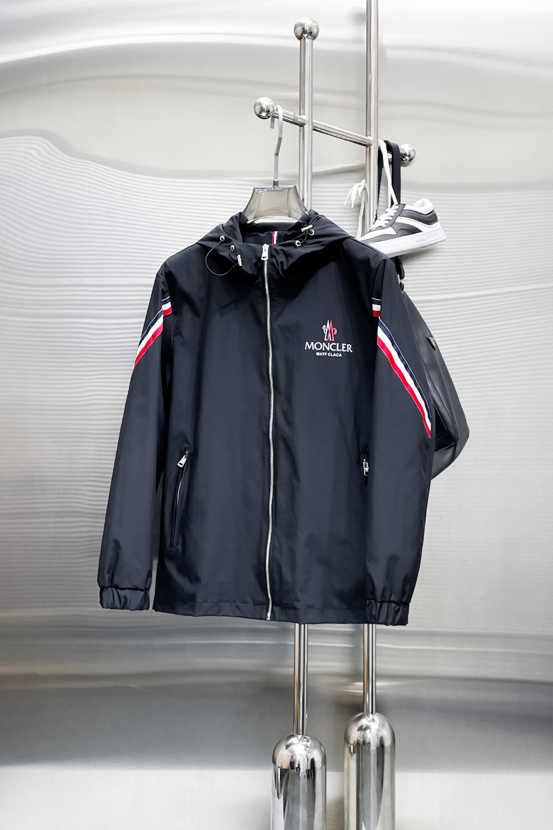 NO:519380,The new 2025 spring jacket, the new product on the show is perfect, comfortable and warm when worn on both sides, the three-standard full color and attractive, and the very outstanding design easily advances the sense of fashion. The workmanship is extremely exquisite and rigorous, and the wiring is neat and meticulous!  A masterpiece of a big-name designer!  The upper body doesn't look bloated and super handsome!  Spot code M ~ XXXL,,Moncler,jackets & coats,jackets & coats,alexander wang19860909蒙口 2025春季新款夹克外套,秀场新品品相非常完美,双面穿舒适保暖,三标齐全色泽饱满诱人,非常出彩的设计,轻松将时髦感进阶,做工极为考究严谨,走线工整细致！大牌设计师巨作！上身不显臃肿、超级帅气！现货码数M ～ XXXL,,Moncler,jackets & coats,jackets & coats,alexander wang,Men's clothing