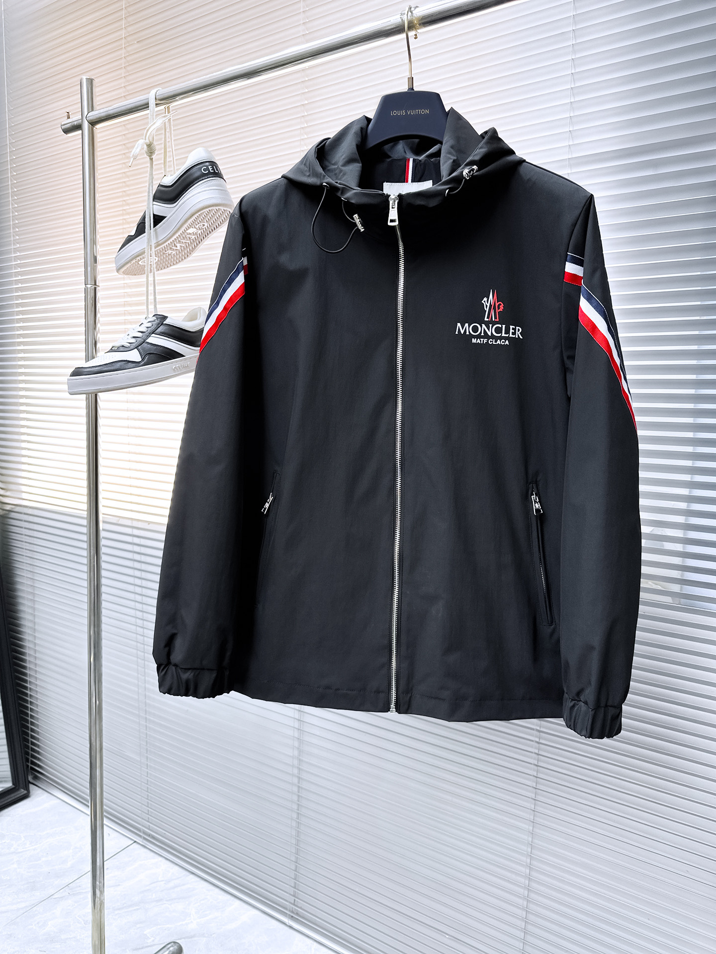 NO:524089,The same style on the official website, released in advance!  2025 autumn season new men's jacket, original single three-standard full high-end version!  Customized fabrics for counters are breathable and comfortable, with impeccable details, and the brand element design concept reflects high quality. The feel is delicate and soft!  It is casually cut, with a great upper body style!  The maximum number of code M~3XL is about 200 pounds to order to report height and weight., Moncler, jackets & coats, jackets & coats, alexander wang19860909蒙口 官网同款,提前发售！2025秋季季新款男士夹克外套,原单三标齐全高端版本！专柜定制面料 透气舒适度高,细节无可挑剔,品牌元素设计理念,体现高品质.手感细腻柔软！呈现休闲裁剪,上身版型超赞！码数M～3XL最大穿200斤左右下单报身高体重.,,Moncler,jackets & coats,jackets & coats,alexander wang,Men's clothing