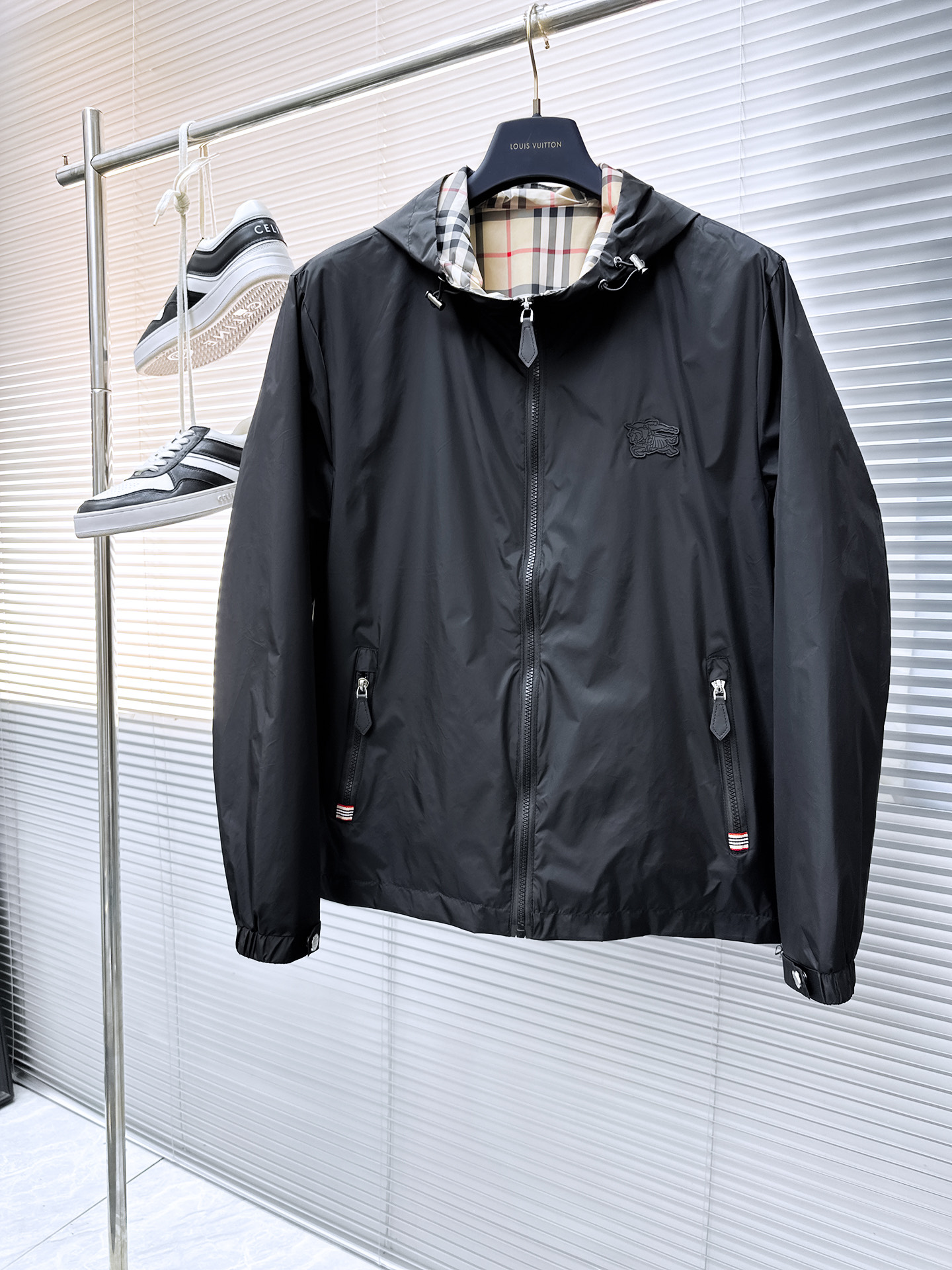 NO:524091,Burberry's official website is the same model, released in advance!  2025 autumn season new men's jacket, original single three-standard full high-end version!  Customized fabrics for counters are breathable and comfortable, with impeccable details, and the brand element design concept reflects high quality. The feel is delicate and soft!  It is casually cut, with a great upper body style!  The maximum number of code M~3XL is about 200 pounds to place an order to report height and weight., burberry, jackets & coats, jackets & coats, alexander wang19860909巴宝莉 官网同款,提前发售！2025秋季季新款男士夹克外套,原单三标齐全高端版本！专柜定制面料 透气舒适度高,细节无可挑剔,品牌元素设计理念,体现高品质.手感细腻柔软！呈现休闲裁剪,上身版型超赞！码数M～3XL最大穿200斤左右下单报身高体重.,,burberry,jackets & coats,jackets & coats,alexander wang,Men's clothing