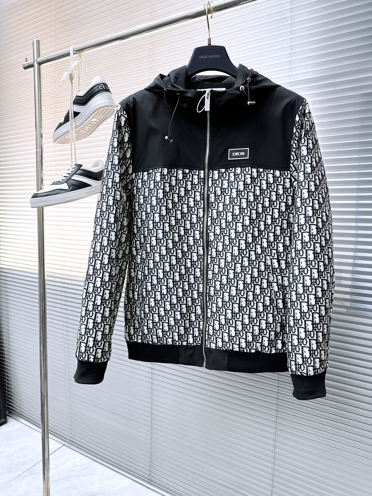 NO:524093,Dior's official website is the same model, released in advance!  2025 autumn season new men's jacket, original single three-standard full high-end version!  Customized fabrics for counters are breathable and comfortable, with impeccable details, and the brand element design concept reflects high quality. The feel is delicate and soft!  It is casually cut, with a great upper body style!  The maximum number of code M~3XL is about 200 pounds to place an order to report height and weight.,,dior,jackets & coats,jackets & coats,alexander wang19860909迪奥 官网同款,提前发售！2025秋季季新款男士夹克外套,原单三标齐全高端版本！专柜定制面料 透气舒适度高,细节无可挑剔,品牌元素设计理念,体现高品质.手感细腻柔软！呈现休闲裁剪,上身版型超赞！码数M～3XL最大穿200斤左右下单报身高体重.,,dior,jackets & coats,jackets & coats,alexander wang,Men's clothing