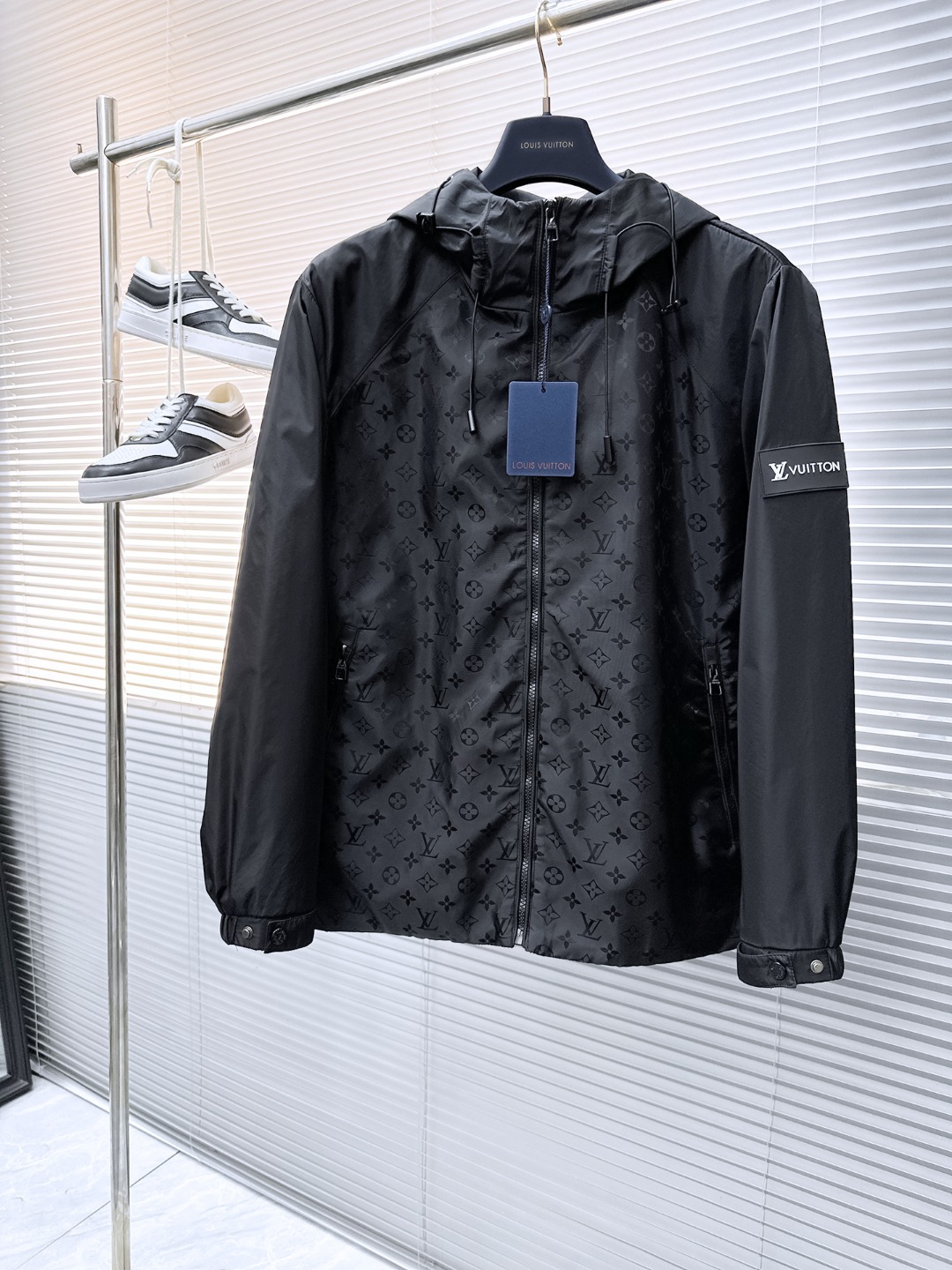 NO:524084,The same model on the official website of Lv, released in advance!  2025 autumn season new men's jacket, original single three-standard full high-end version!  Customized fabrics for counters are breathable and comfortable, with impeccable details, and the brand element design concept reflects high quality. The feel is delicate and soft!  It is casually cut, with a great upper body style!  Number of code M~3XL maximum wear about 200 pounds to report height and weight.,,louis vuitton, jackets & coats, jackets & coats, alexander wang19860909Lv官网同款,提前发售！2025秋季季新款男士夹克外套,原单三标齐全高端版本！专柜定制面料 透气舒适度高,细节无可挑剔,品牌元素设计理念,体现高品质.手感细腻柔软！呈现休闲裁剪,上身版型超赞！码数M～3XL最大穿200斤左右下单报身高体重.,,louis vuitton,jackets & coats,jackets & coats,alexander wang,Men's clothing