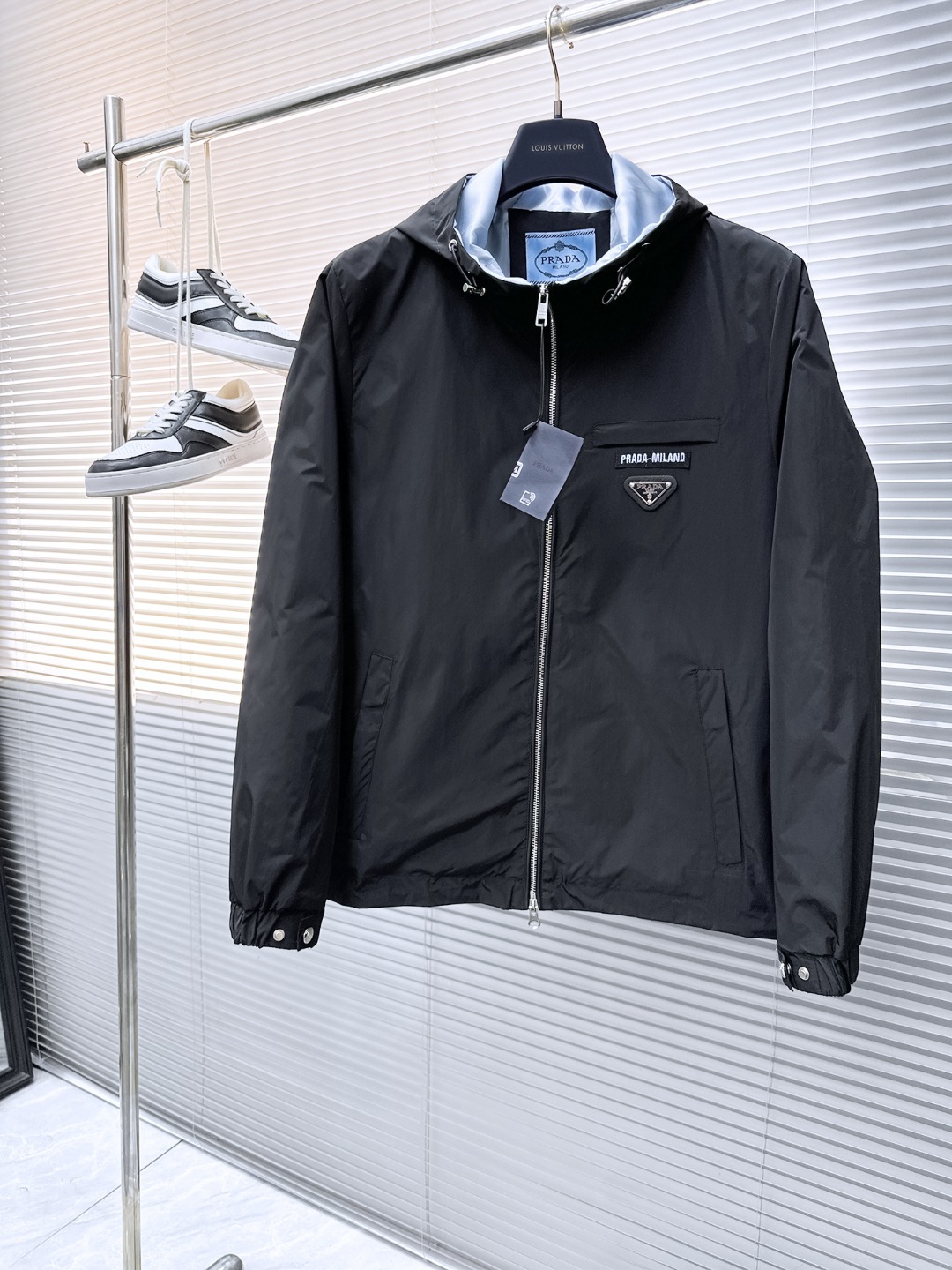 NO:524095,Prada's same model on the official website, released in advance!  2025 autumn season new men's jacket, original single three-standard full high-end version!  Customized fabrics for counters are breathable and comfortable, with impeccable details, and the brand element design concept reflects high quality. The feel is delicate and soft!  It is casually cut, with a great upper body style!  The maximum number of code M~3XL is about 200 pounds to order to report height and weight.,,prada, jackets & coats, jackets & coats,alexander wang19860909普拉达 官网同款,提前发售！2025秋季季新款男士夹克外套,原单三标齐全高端版本！专柜定制面料 透气舒适度高,细节无可挑剔,品牌元素设计理念,体现高品质.手感细腻柔软！呈现休闲裁剪,上身版型超赞！码数M～3XL最大穿200斤左右下单报身高体重.,,prada,jackets & coats,jackets & coats,alexander wang,Men's clothing